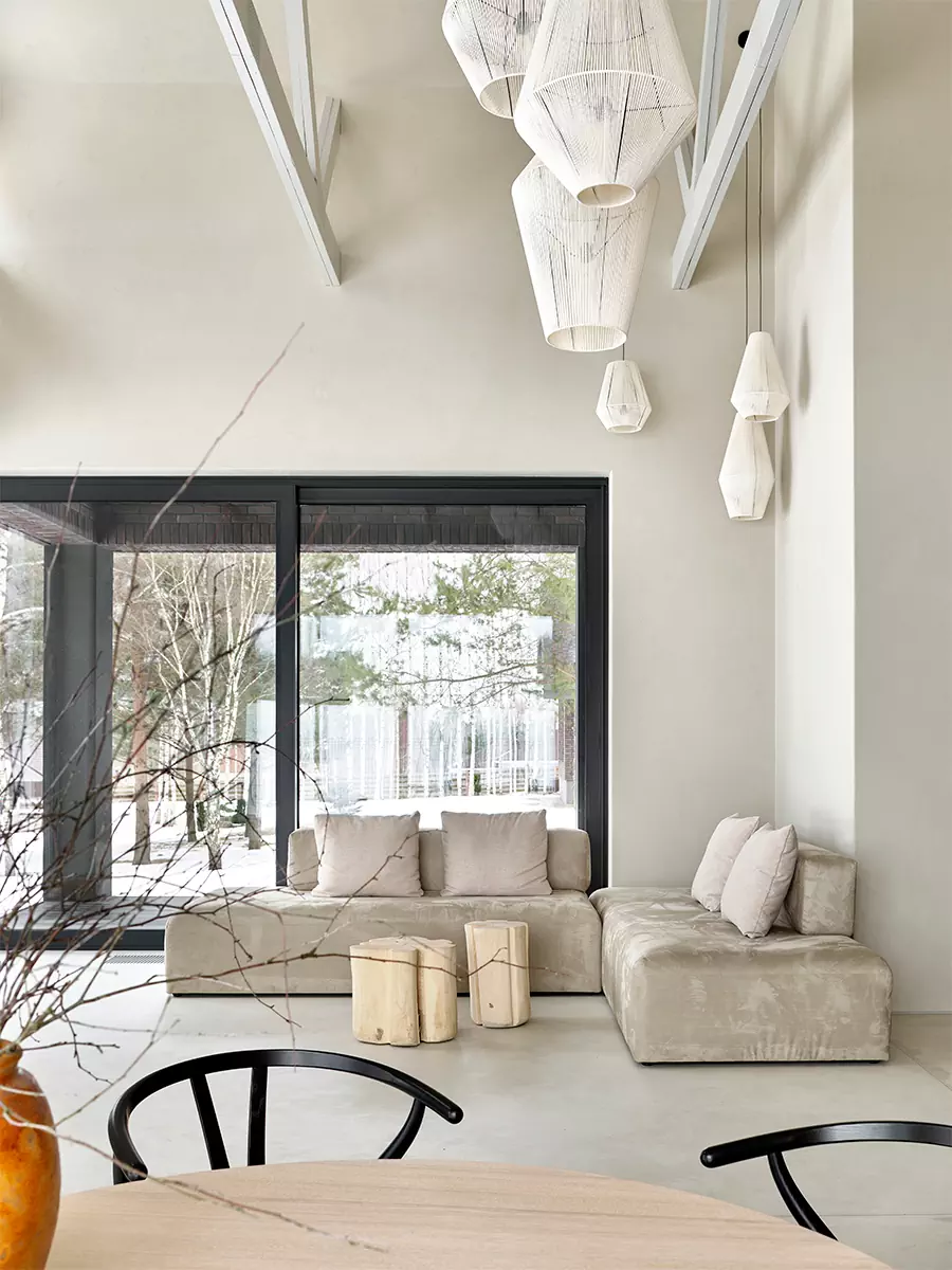 Современный интерьер деревенского дома с искусством и этническим декором — проект Лены Коваленко