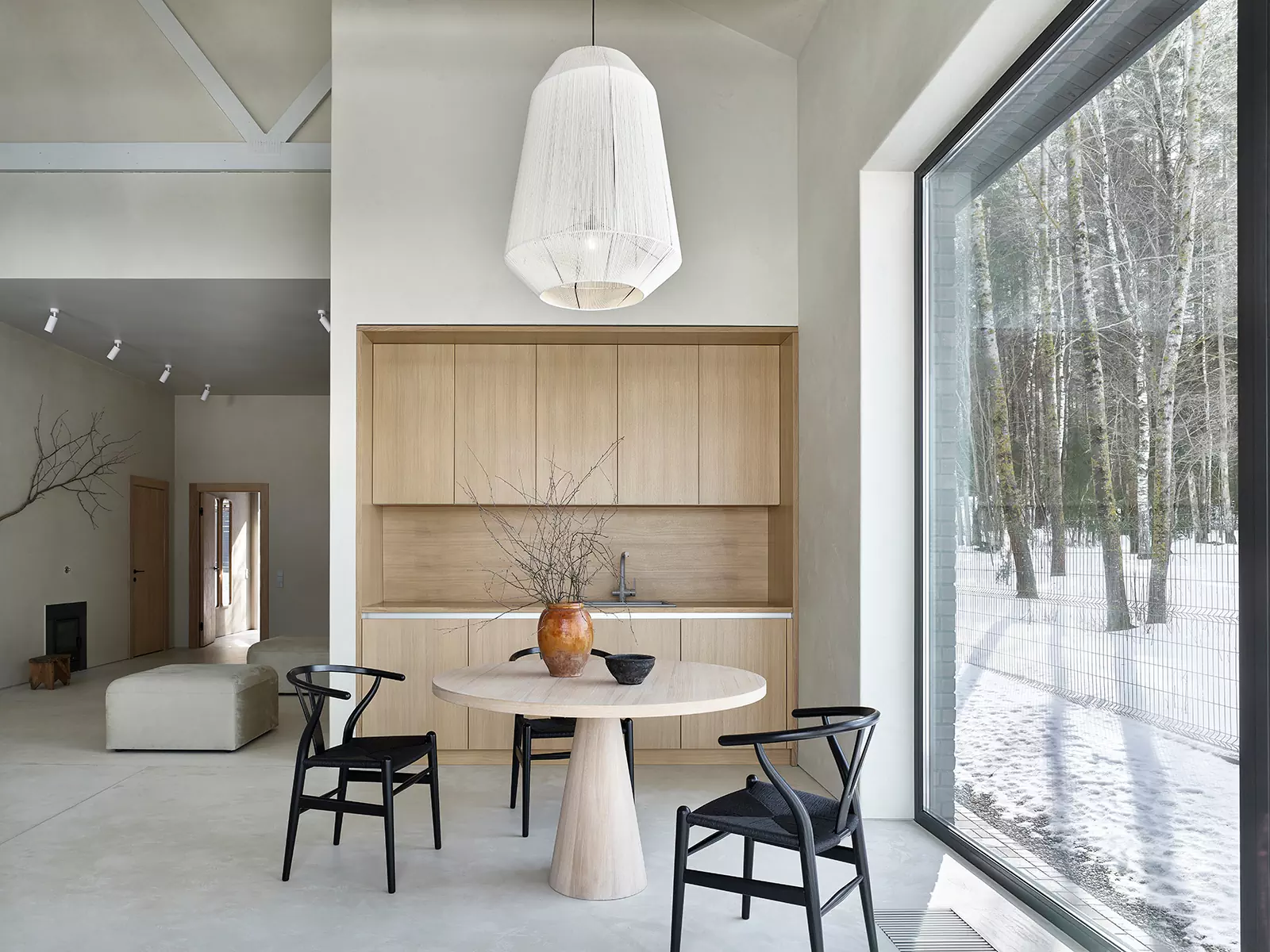 Современный интерьер деревенского дома с искусством и этническим декором — проект Лены Коваленко