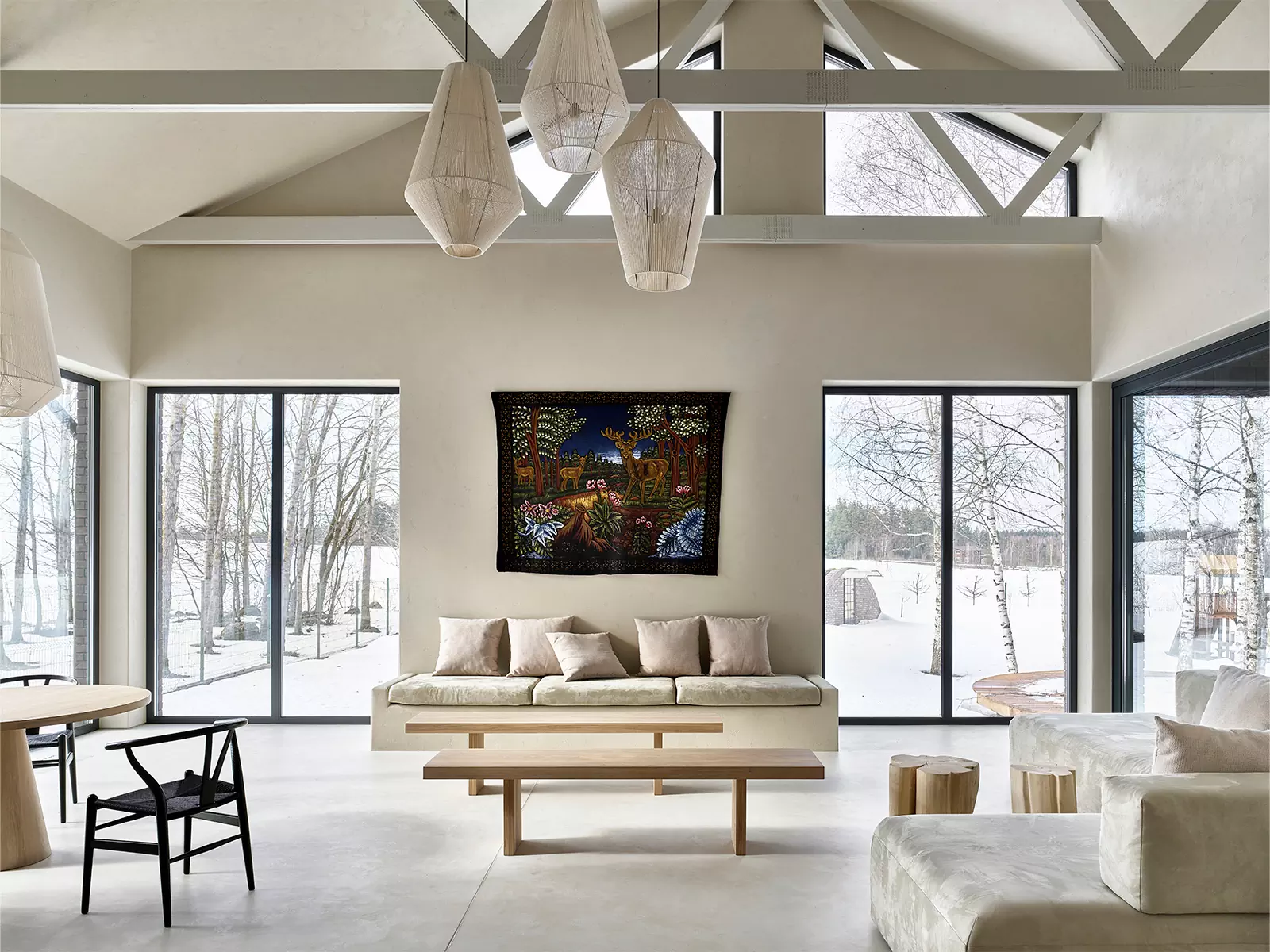 Современный интерьер деревенского дома с искусством и этническим декором — проект Лены Коваленко