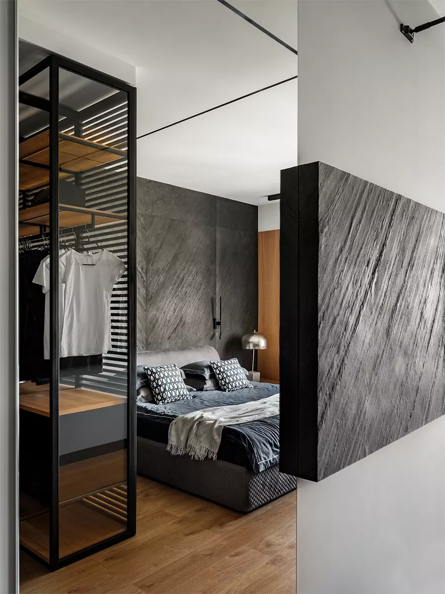Фактуры сланца и натурального дерева в интерьере квартиры с пятью спальнями — проект студии дизайна интерьеров TOTLstudio