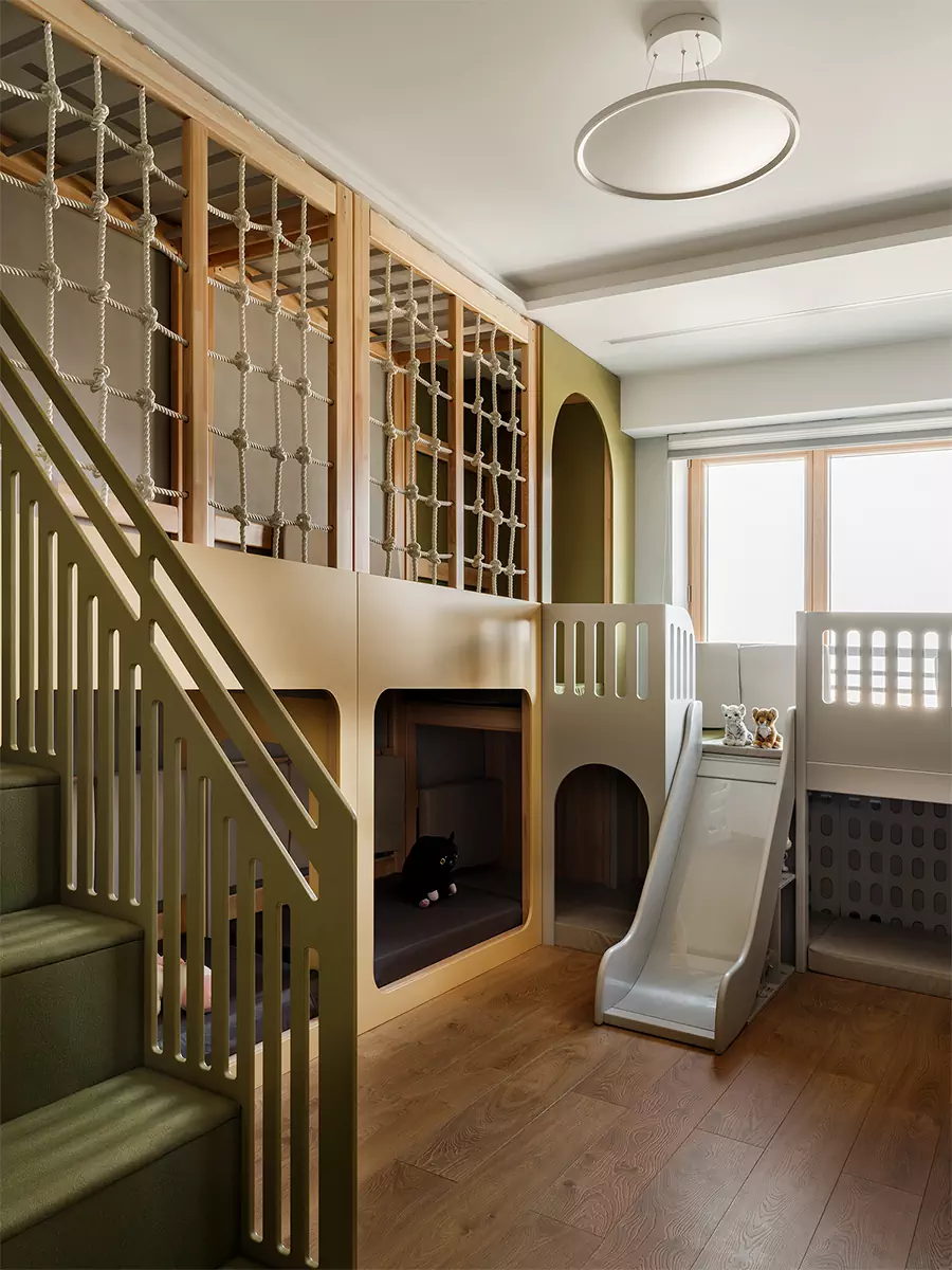 Фактуры сланца и натурального дерева в интерьере квартиры с пятью спальнями — проект студии дизайна интерьеров TOTLstudio