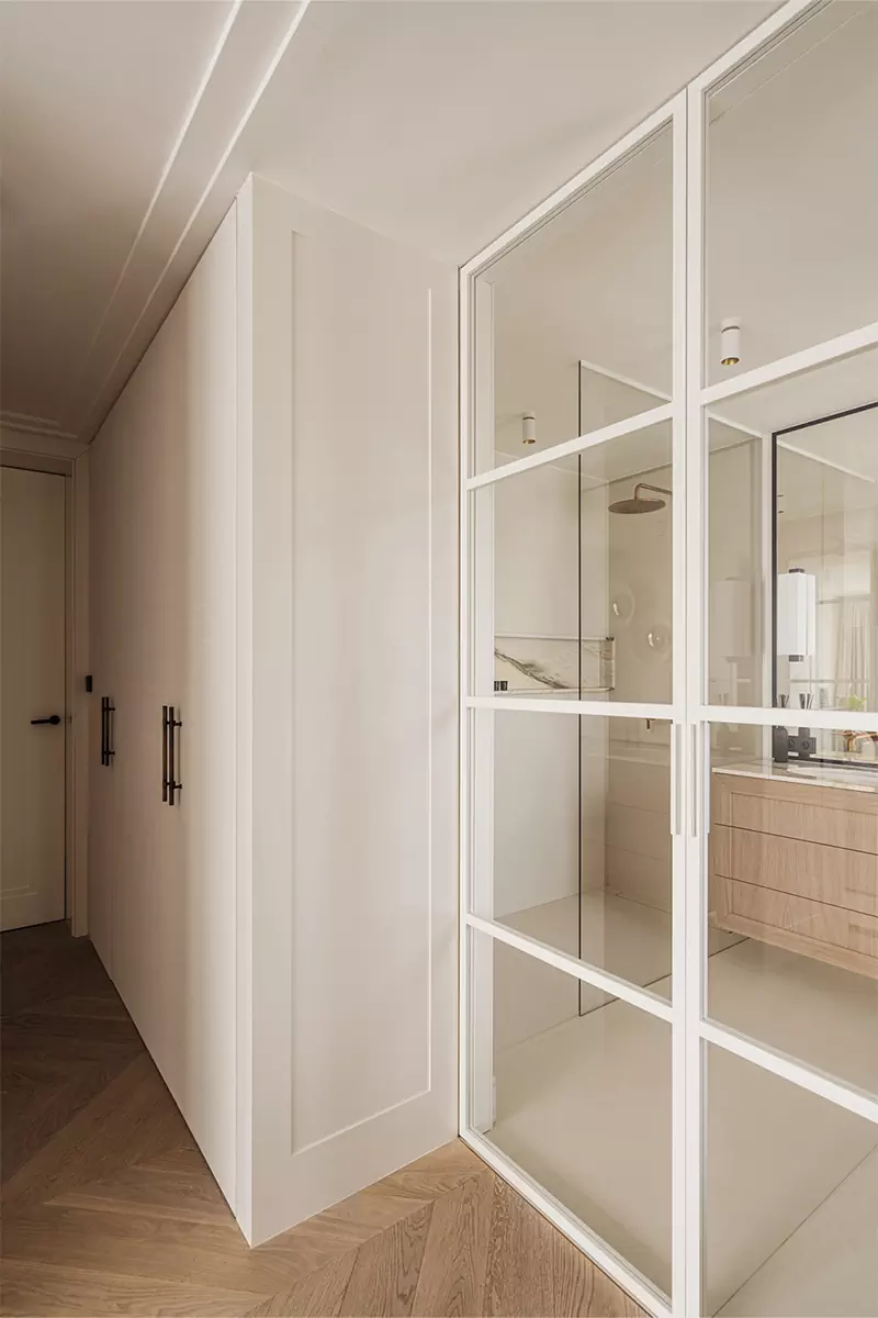 Лаконичные цвета и благородные фактуры в интерьере квартиры в историческом доходном доме — проект Paulina Dziedzic Studio