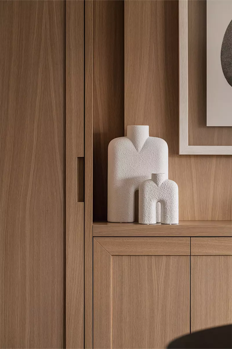 Лаконичные цвета и благородные фактуры в интерьере квартиры в историческом доходном доме — проект Paulina Dziedzic Studio