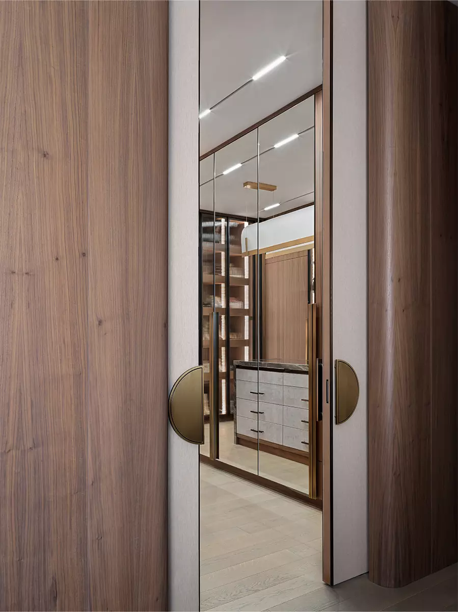 Гибкие формы и природные материалы в интерьере квартиры на Софийской набережной — проект студии Rubleva Design & Architecture