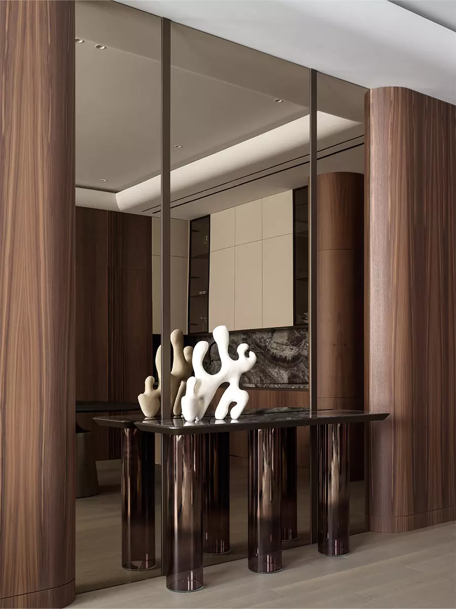 Гибкие формы и природные материалы в интерьере квартиры на Софийской набережной — проект студии Rubleva Design & Architecture