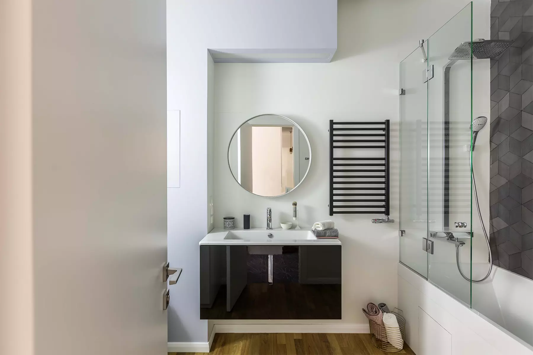 Синие акценты в интерьере небольшой квартиры для семьи с ребенком — проект студии «Точка дизайна»