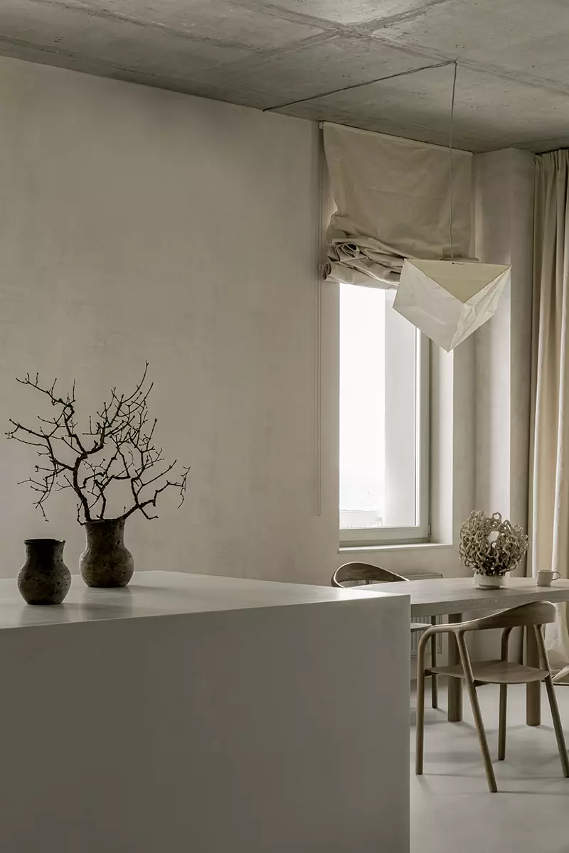 Искусство минимализма и очарование эстетики ваби-саби в минской квартире — проект Влада Кудина