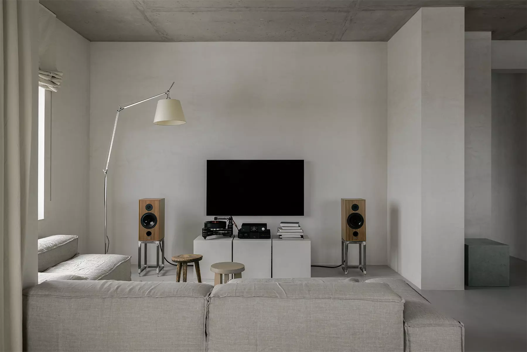 Искусство минимализма и очарование эстетики ваби-саби в минской квартире — проект Влада Кудина