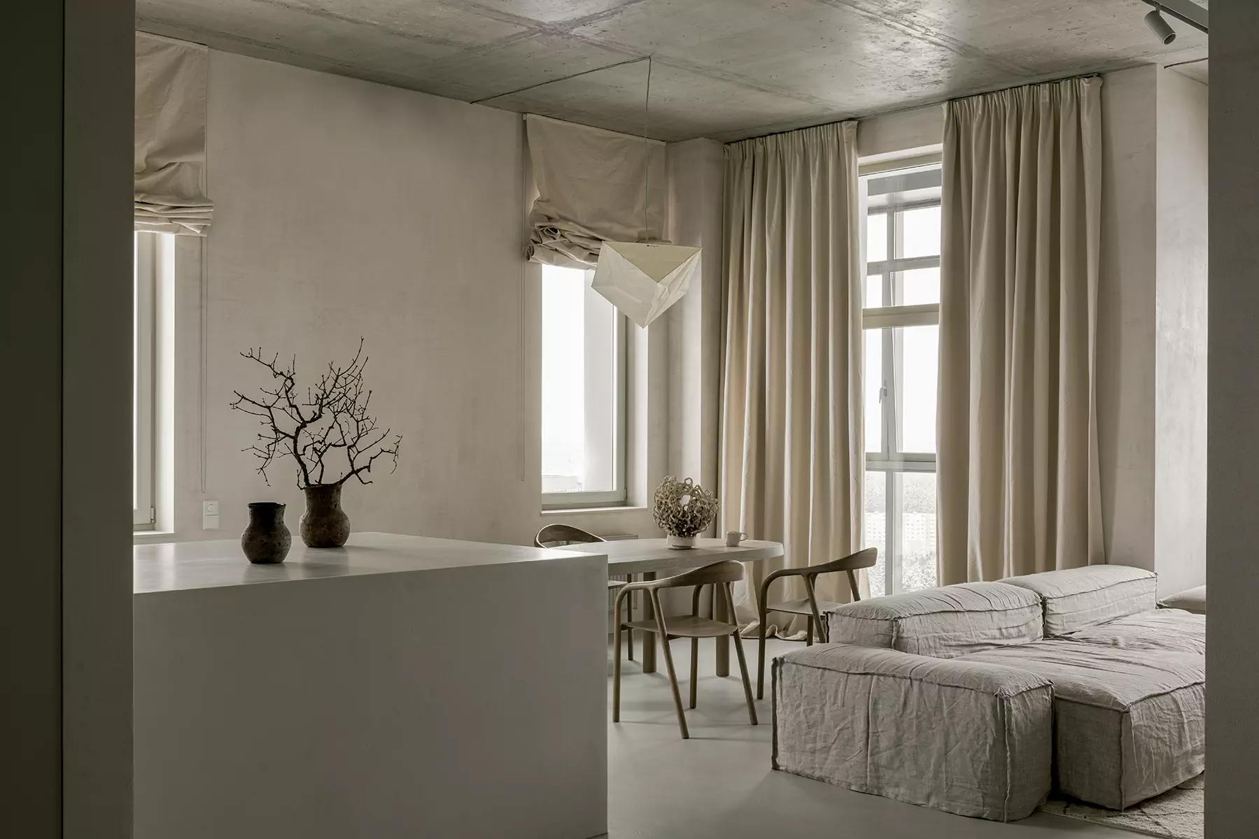 Искусство минимализма и очарование эстетики ваби-саби в минской квартире — проект Влада Кудина