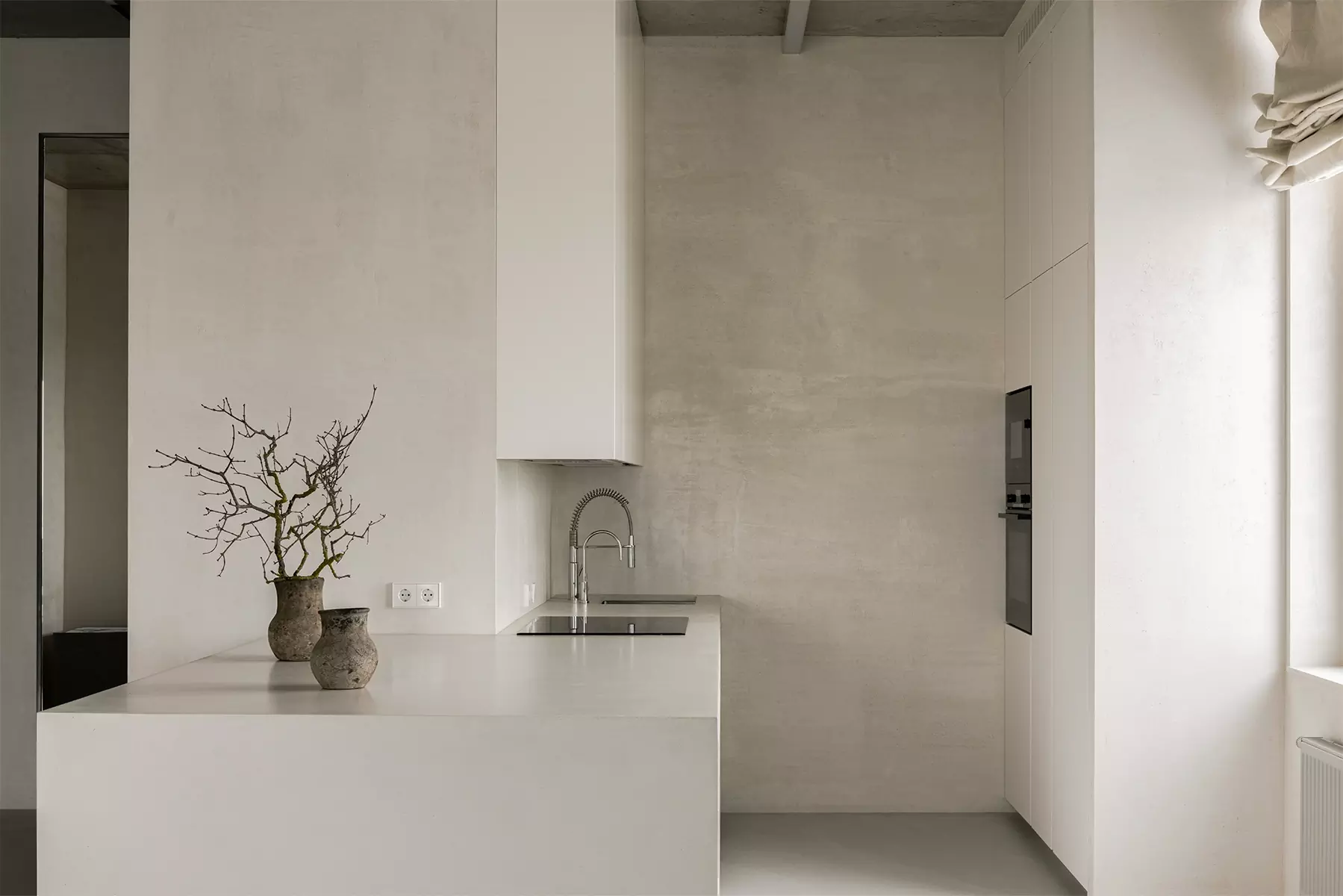 Искусство минимализма и очарование эстетики ваби-саби в минской квартире — проект Влада Кудина