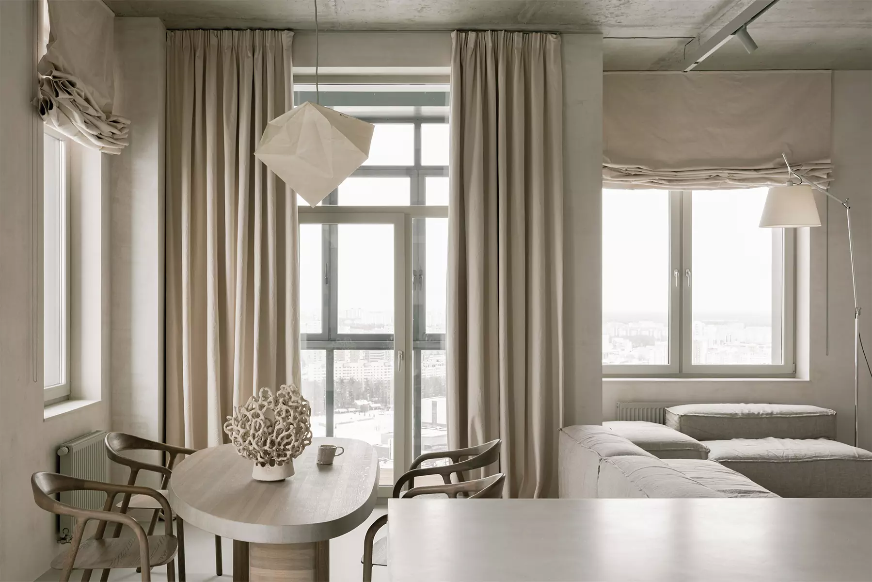 Искусство минимализма и очарование эстетики ваби-саби в минской квартире — проект Влада Кудина