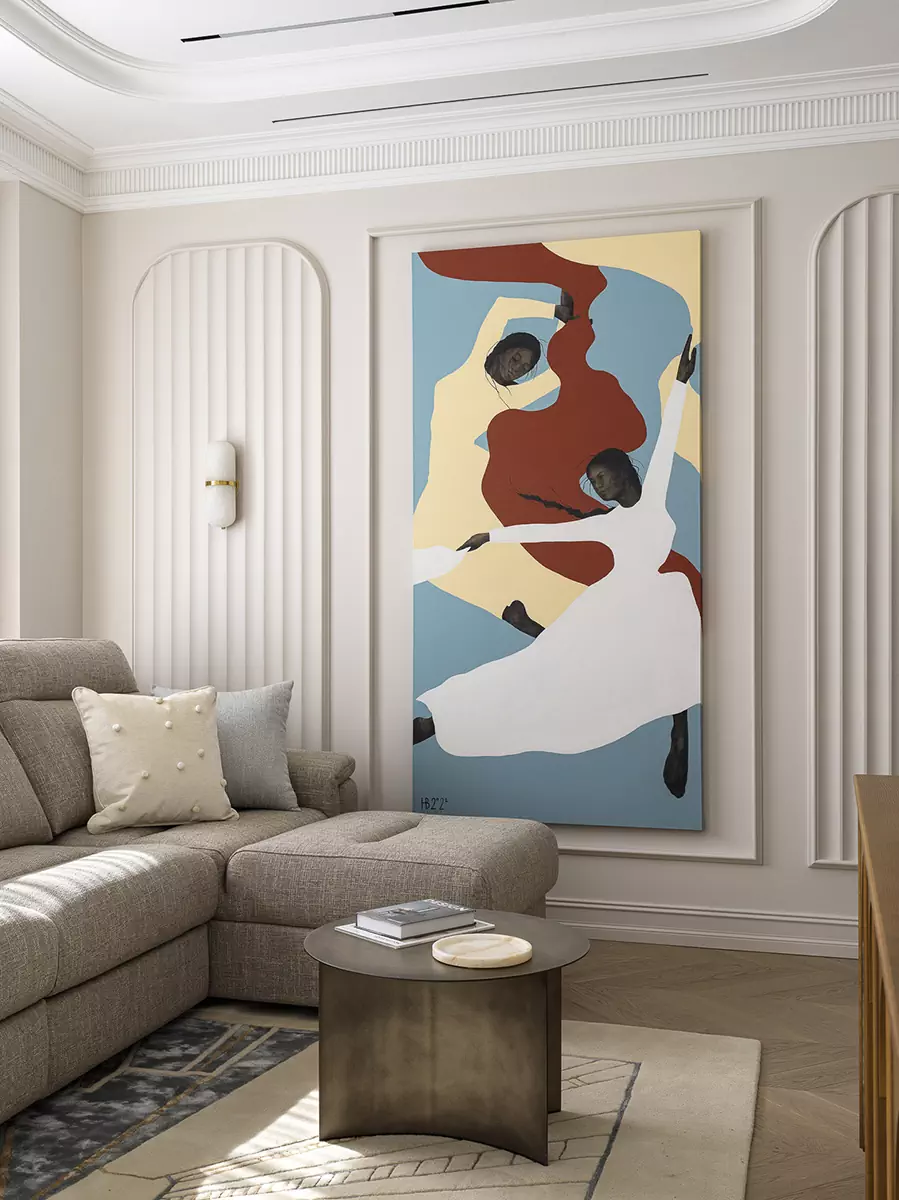 Абстрактное полотно как главный акцент интерьера в классическом стиле — проект Ирины Акимовой