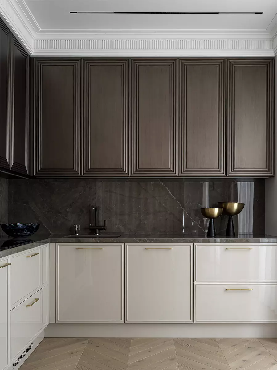 Абстрактное полотно как главный акцент интерьера в классическом стиле — проект Ирины Акимовой