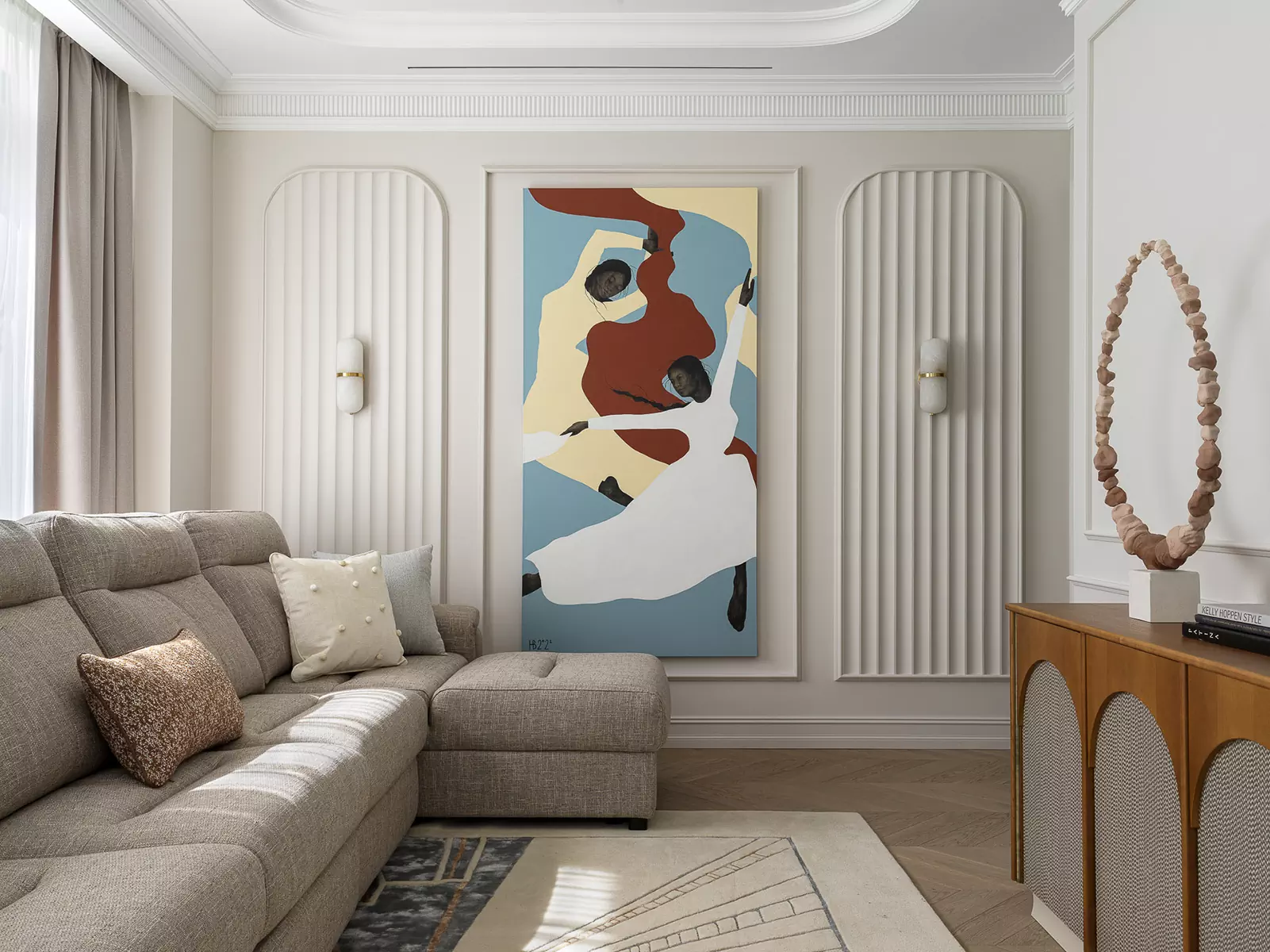 Абстрактное полотно как главный акцент интерьера в классическом стиле — проект Ирины Акимовой