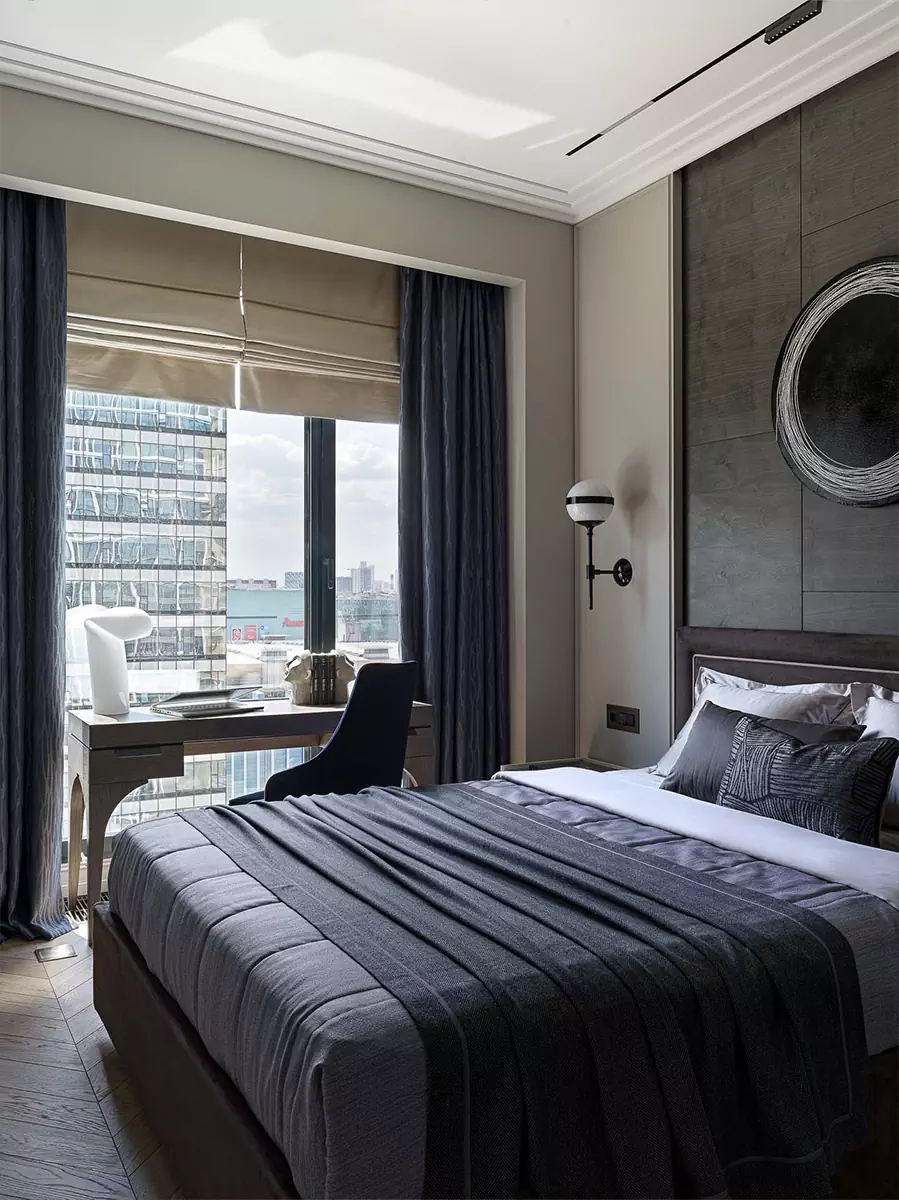 Абстрактное полотно как главный акцент интерьера в классическом стиле — проект Ирины Акимовой