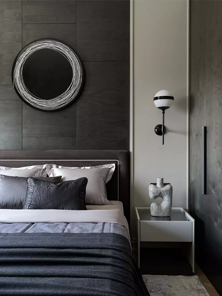 Абстрактное полотно как главный акцент интерьера в классическом стиле — проект Ирины Акимовой