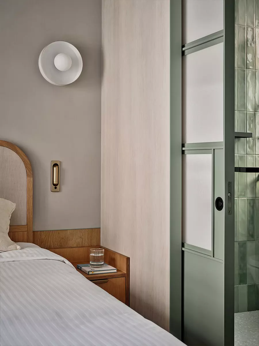 Демократичные материалы в интерьере молодежного гостевого дома в Гонконге — проект студии Linehouse Design