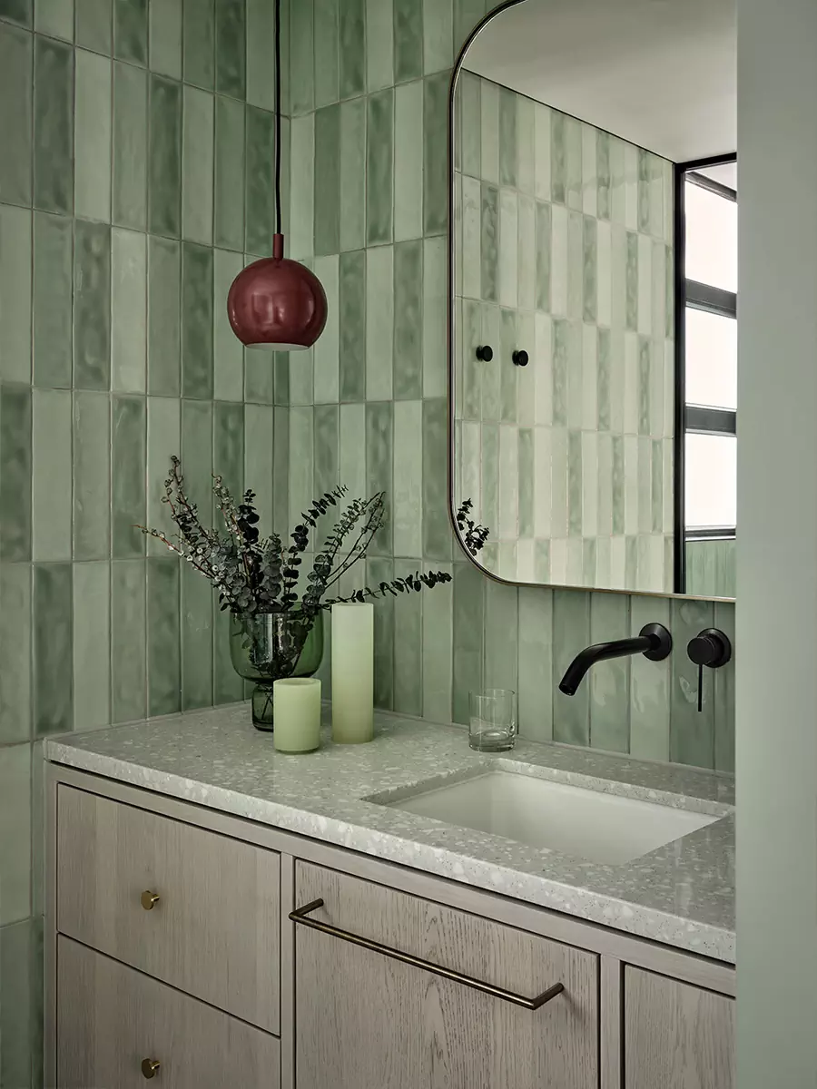 Демократичные материалы в интерьере молодежного гостевого дома в Гонконге — проект студии Linehouse Design