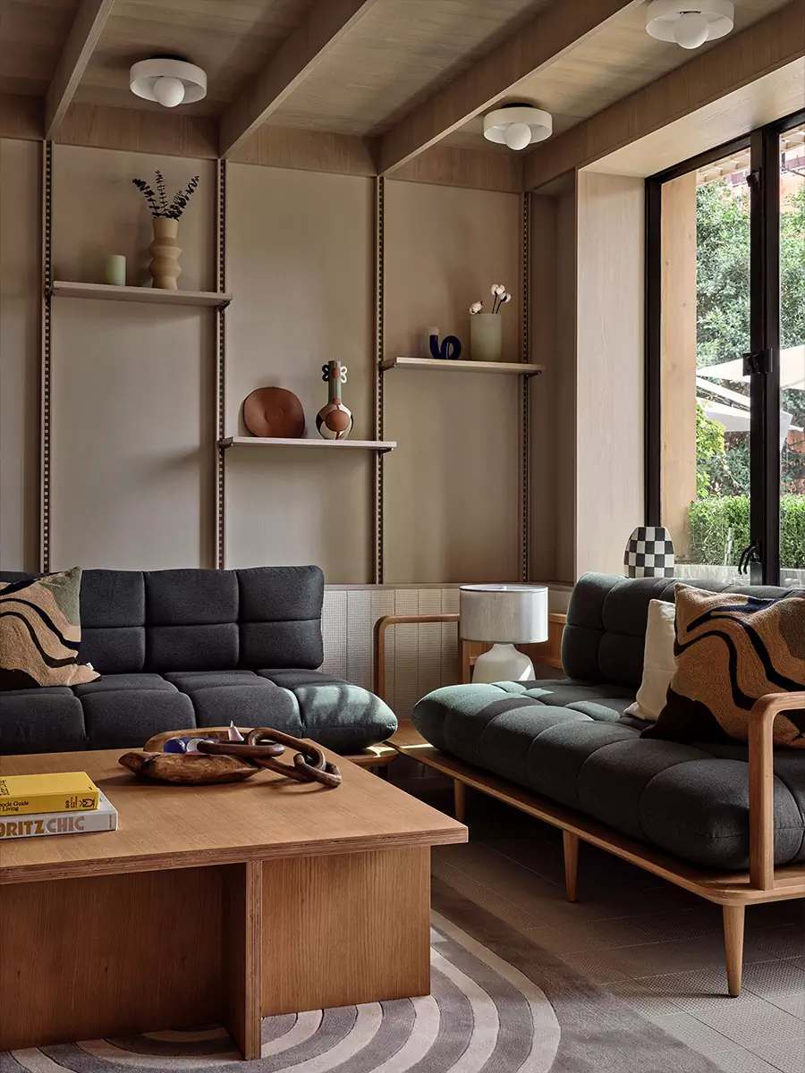 Демократичные материалы в интерьере молодежного гостевого дома в Гонконге — проект студии Linehouse Design