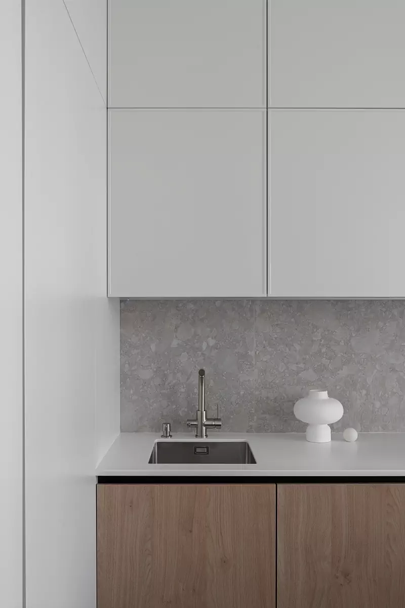 Сбалансированный микс классики и минимализма в интерьере небольшой квартиры — проект Бюро 48