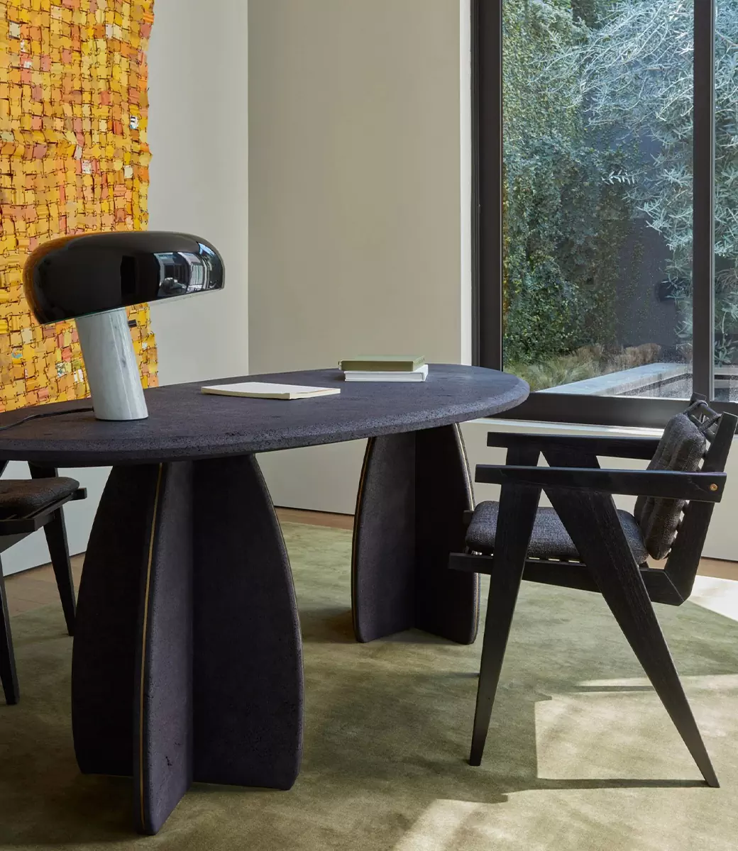 Современное искусство и контрастные фактуры в интерьере дома на продажу — проект Olson Kundig