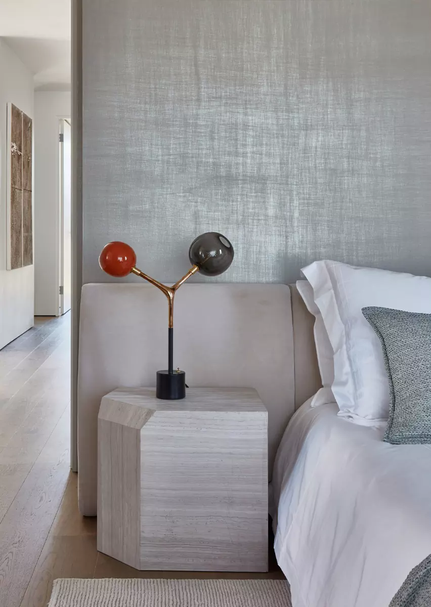 Современное искусство и контрастные фактуры в интерьере дома на продажу — проект Olson Kundig