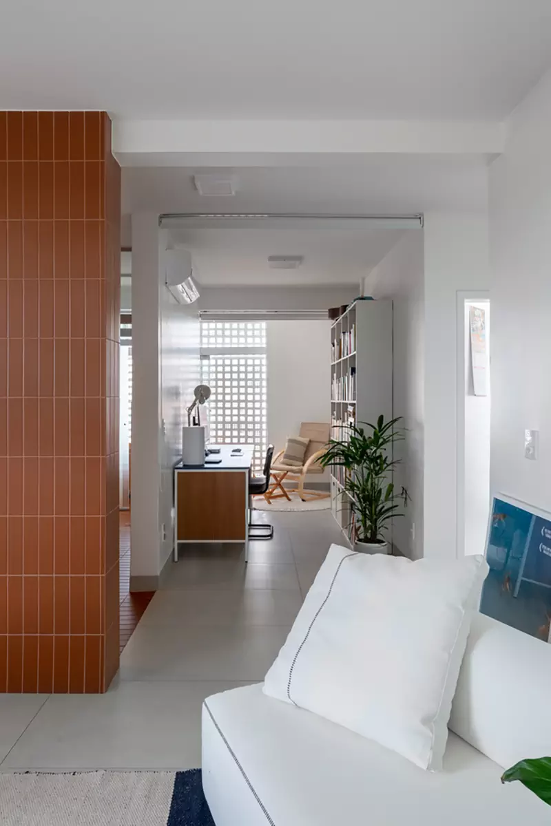 Терракотовая плитка в интерьере, вдохновленном архитектурой Бразилиа — проект студии Coarquitetos