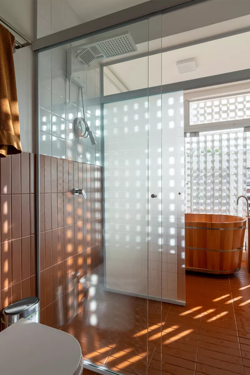 Терракотовая плитка в интерьере, вдохновленном архитектурой Бразилиа — проект студии Coarquitetos