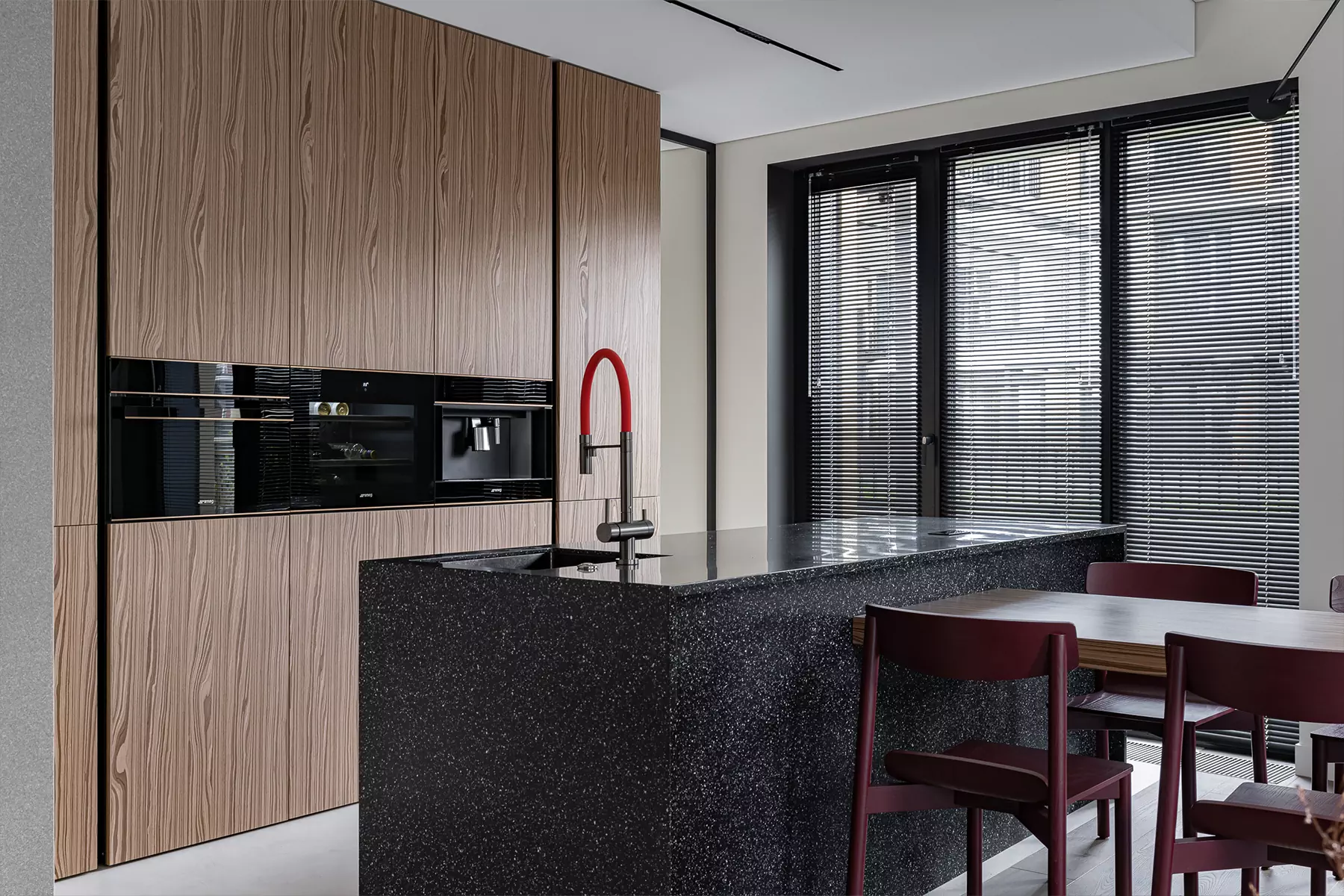 Бордовые акценты в интерьере екатеринбургской квартиры для молодой пары — проект RTUT Design