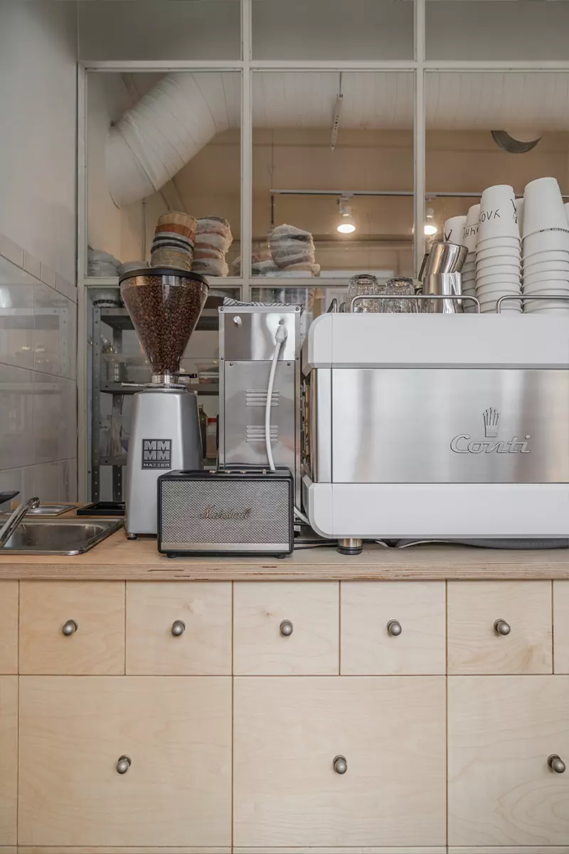 Практичный интерьер маленькой пекарни с европейским настроением — проект бюро ASHBURO