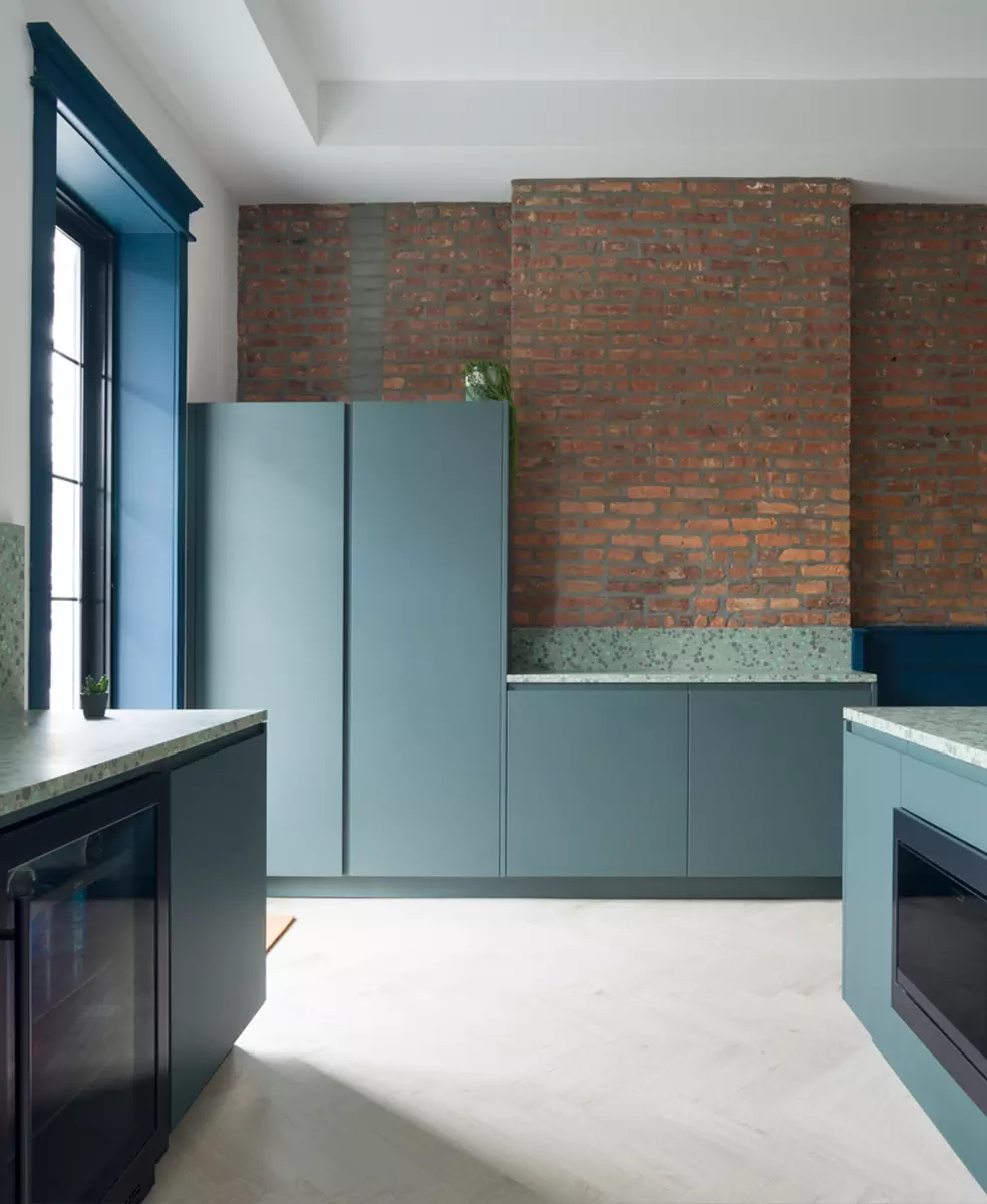 Дух истории и культовые предметы дизайна в интерьере старинного таунхауса — проект Olbos Studio