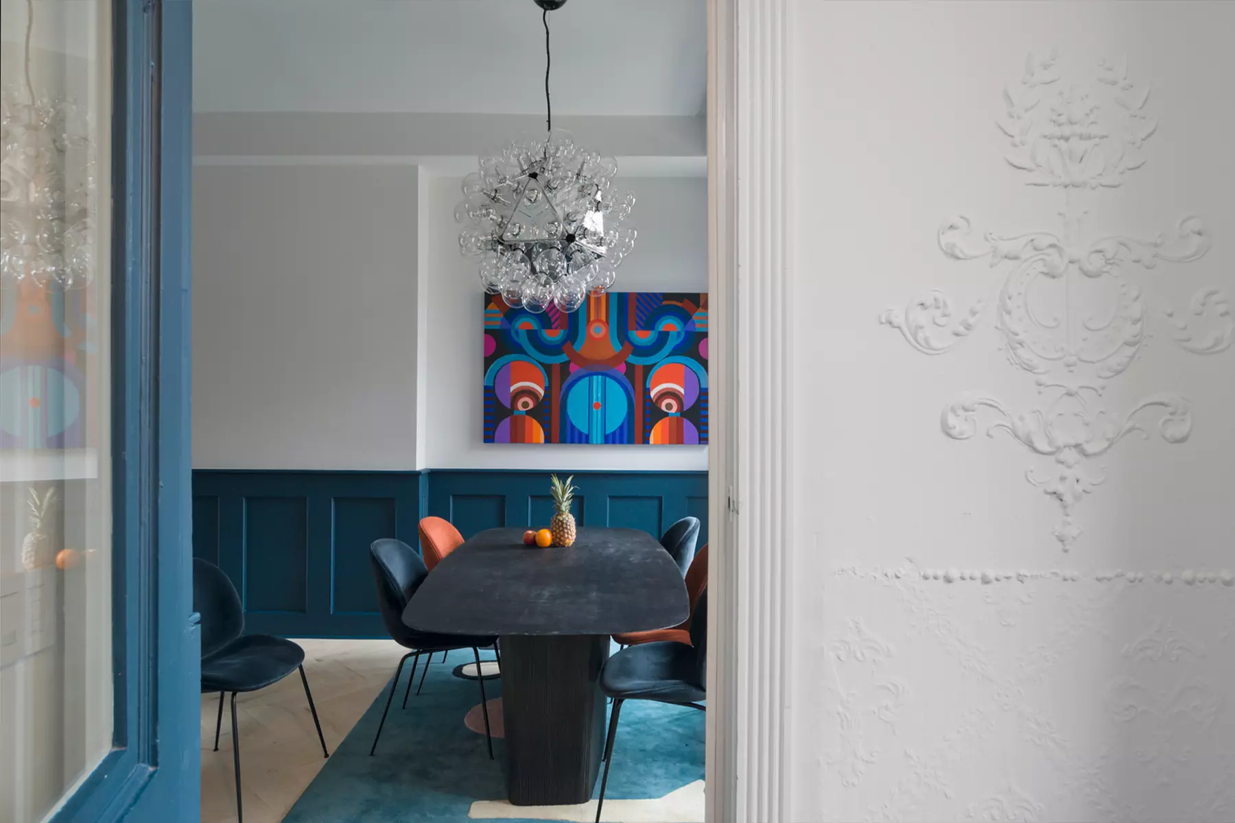 Дух истории и культовые предметы дизайна в интерьере старинного таунхауса — проект Olbos Studio