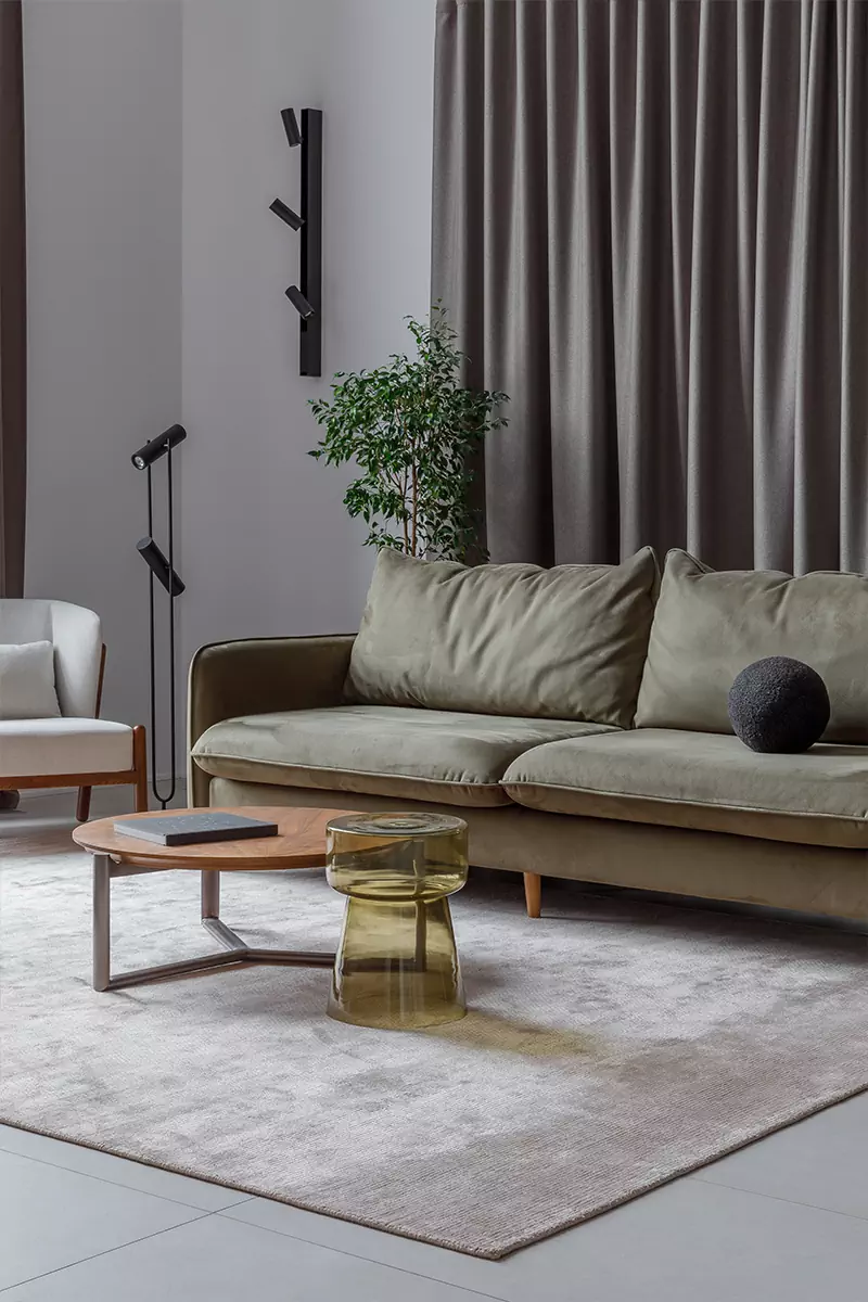 Лаконичный интерьер коттеджа с панорамными окнами и вторым светом — проект Анны и Максима Илющенко