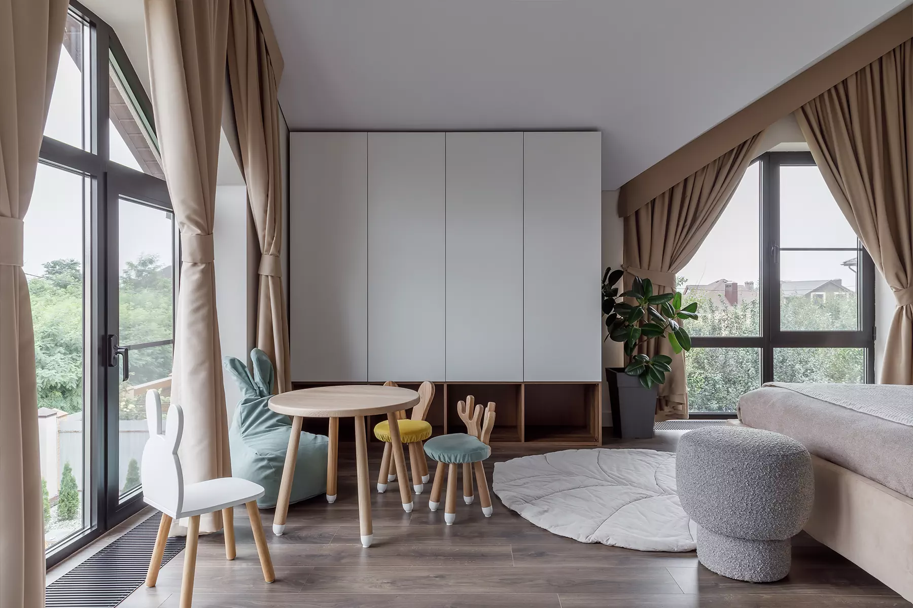 Лаконичный интерьер коттеджа с панорамными окнами и вторым светом — проект Анны и Максима Илющенко