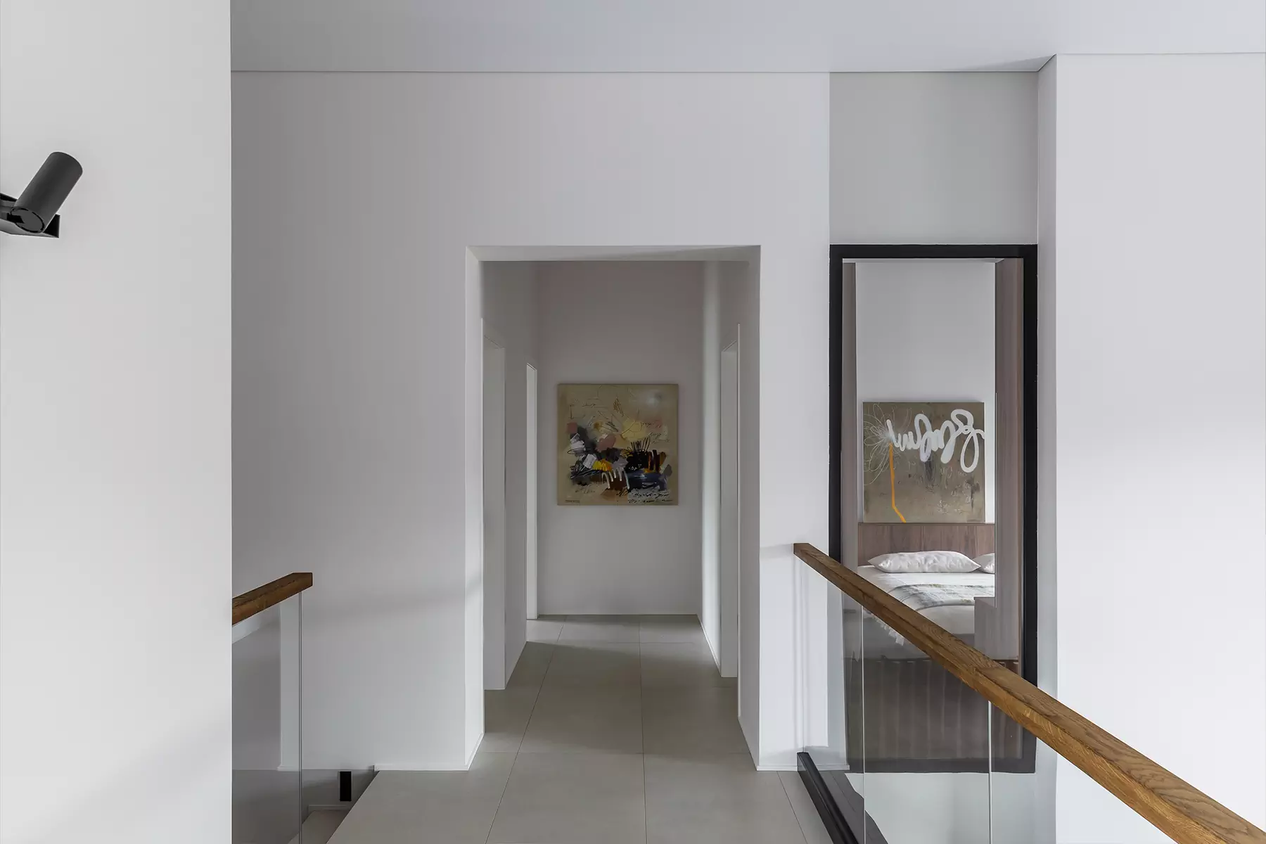 Лаконичный интерьер коттеджа с панорамными окнами и вторым светом — проект Анны и Максима Илющенко