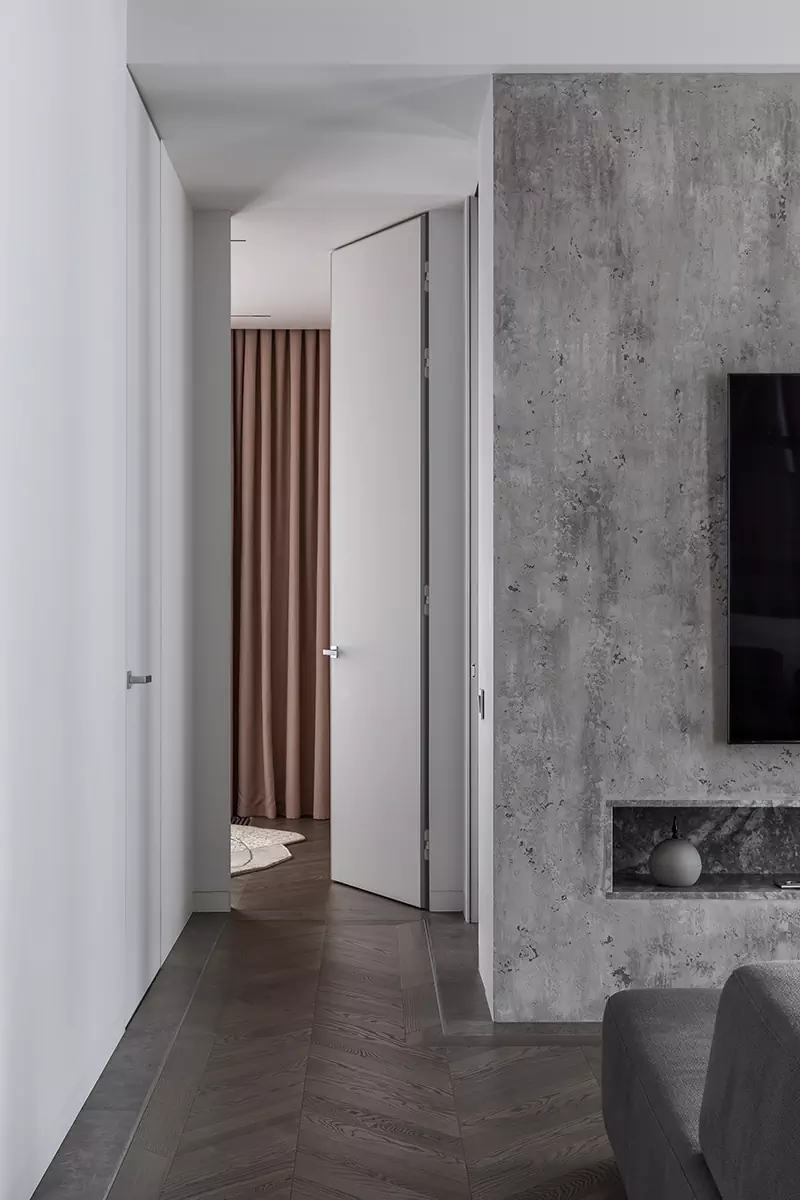 Все оттенки серого в почти монохромном интерьере квартиры для молодой девушки — проект бюро Sazha