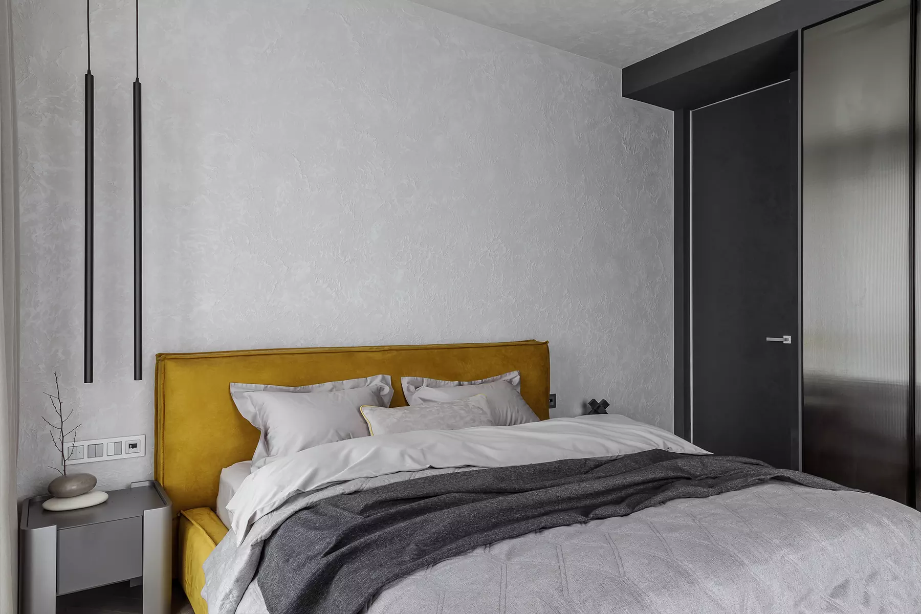 Все оттенки серого в почти монохромном интерьере квартиры для молодой девушки — проект бюро Sazha