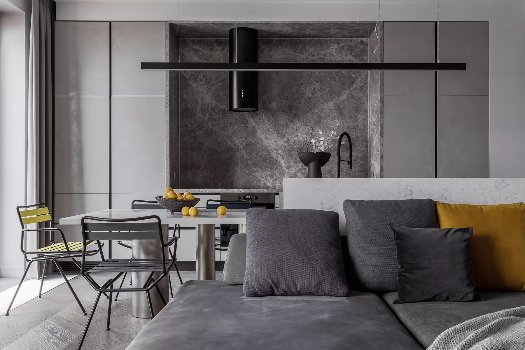 Все оттенки серого в почти монохромном интерьере квартиры для молодой девушки — проект бюро Sazha