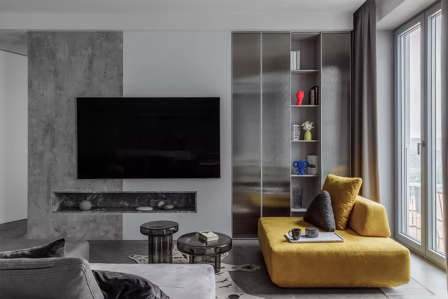 Все оттенки серого в почти монохромном интерьере квартиры для молодой девушки — проект бюро Sazha