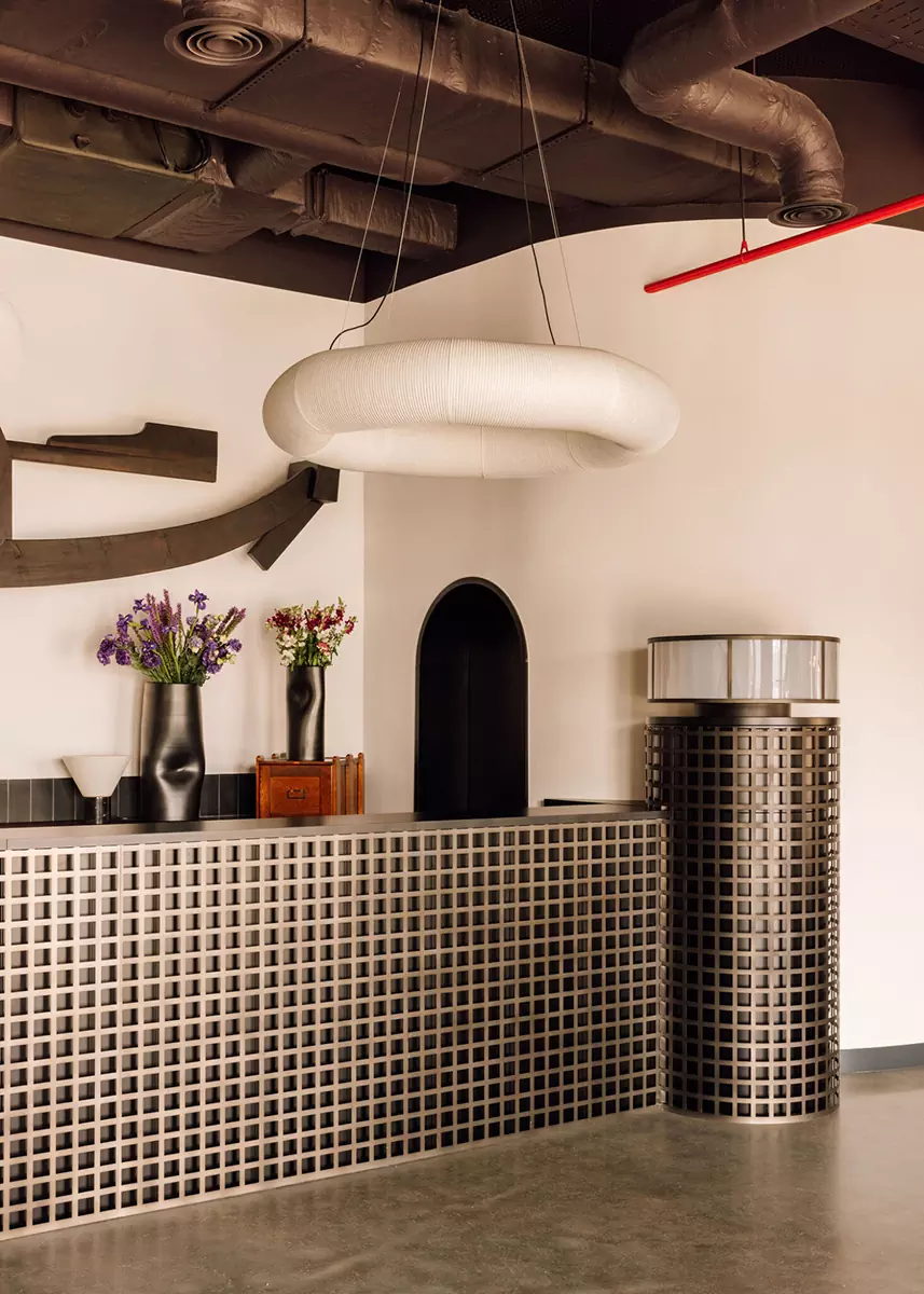 Ремесленные детали и средиземноморская легкость в интерьере пятизвездочного отеля — проект архитектурной студии Metro Urbe и Quiet Studios