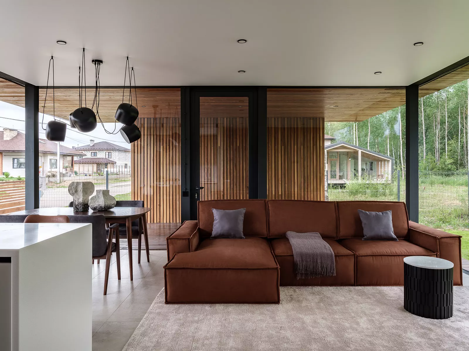 Универсальный и сдержанный интерьер одноэтажного дома в Подмосковье — проект Давида Мерденова