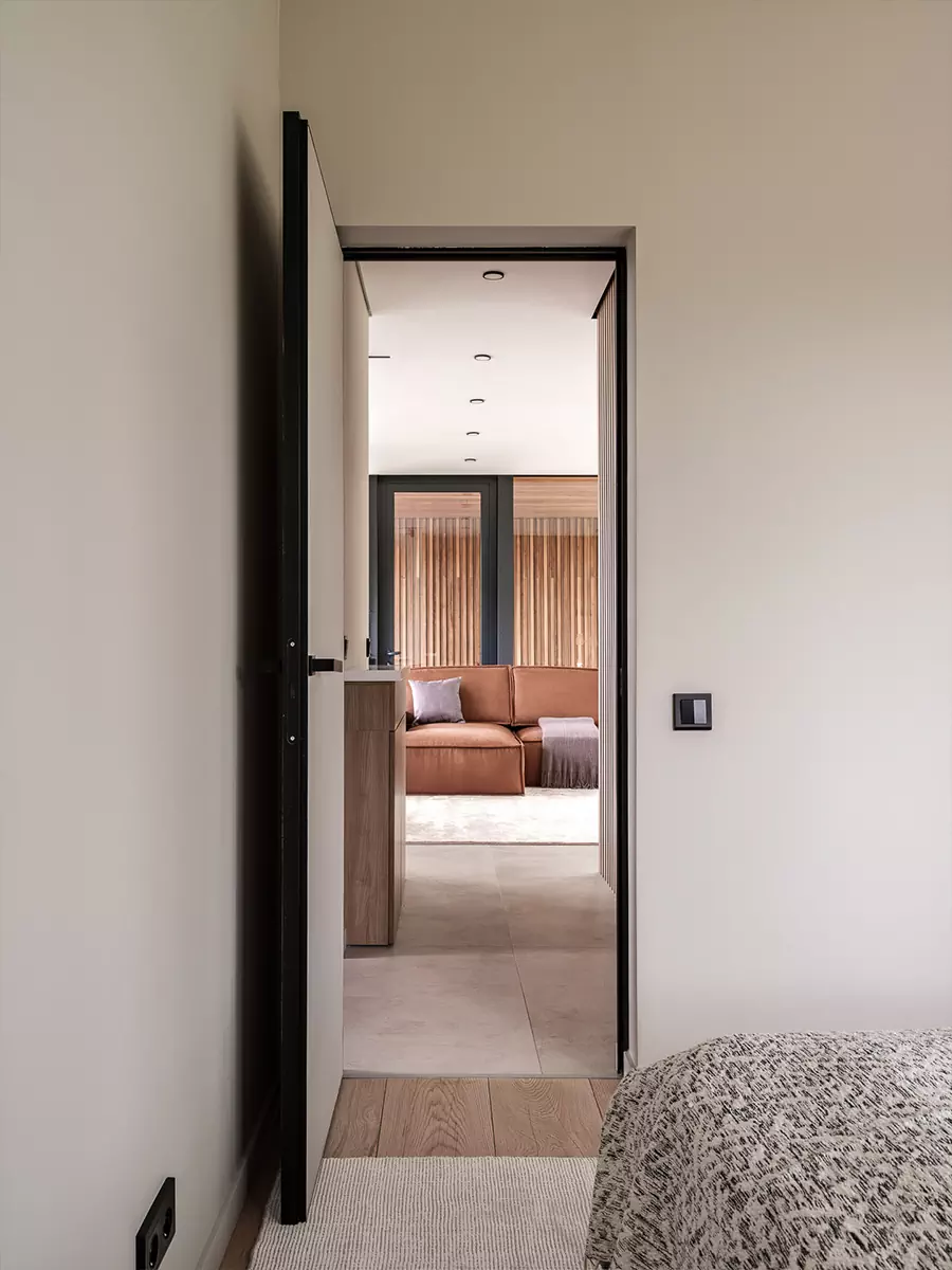 Универсальный и сдержанный интерьер одноэтажного дома в Подмосковье — проект Давида Мерденова