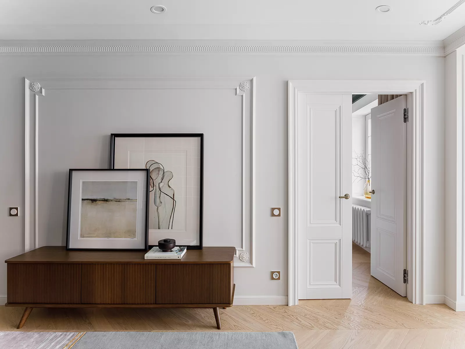 Яркие краски в элегантном интерьере квартиры для взрослой женщины — проект студии GuDesign