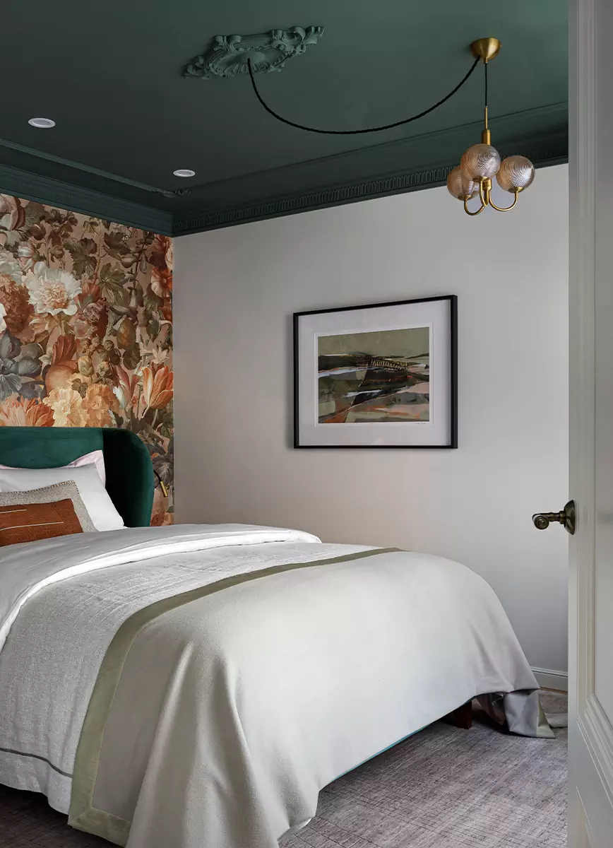 Яркие краски в элегантном интерьере квартиры для взрослой женщины — проект студии GuDesign