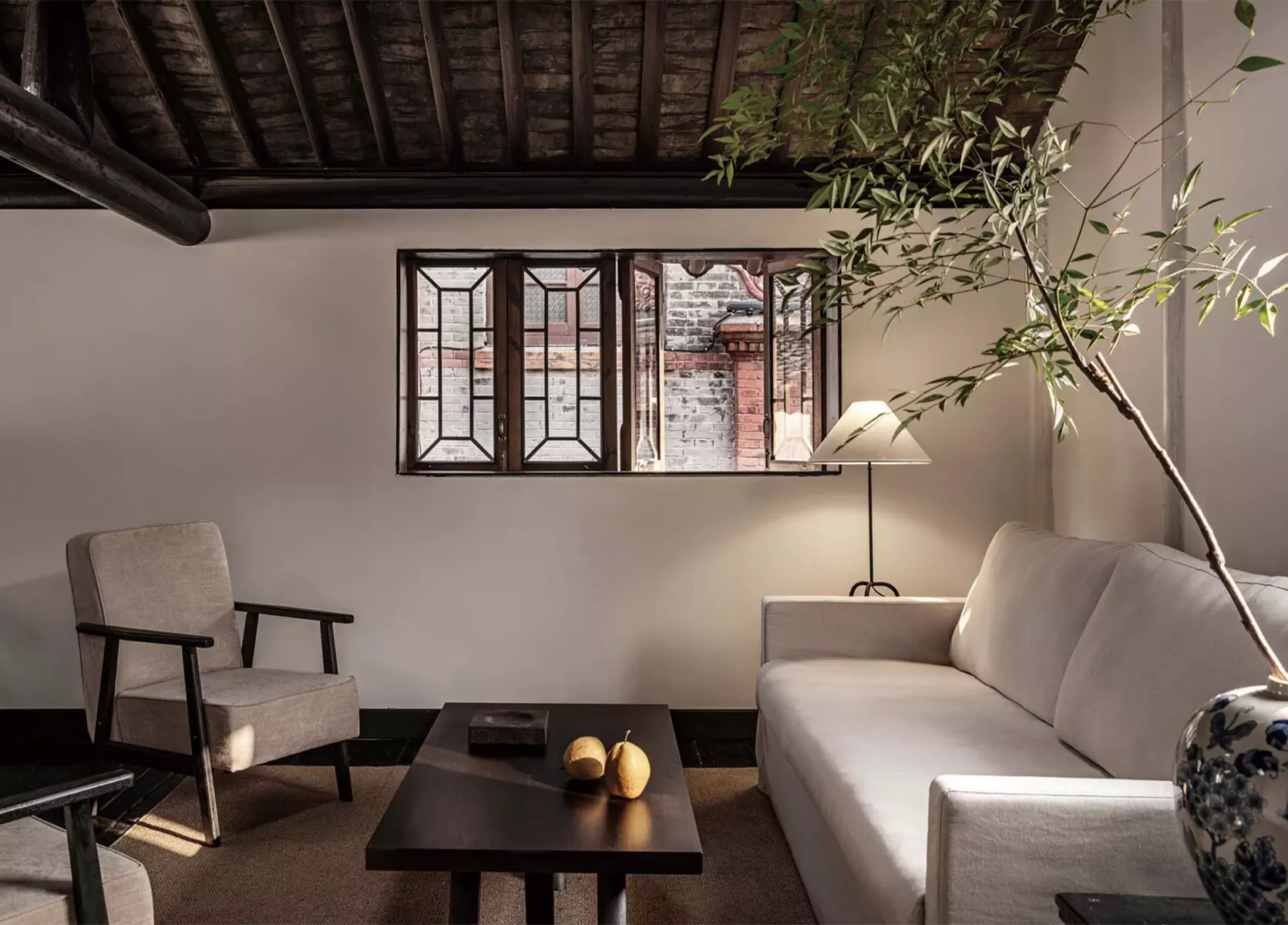 Яркий интерьер социального центра в здании бывшего почтамта в Китае — проект More Design Studio