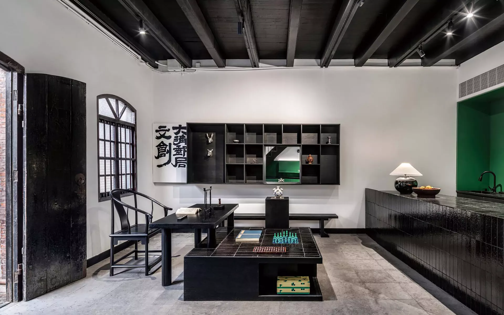 Яркий интерьер социального центра в здании бывшего почтамта в Китае — проект More Design Studio