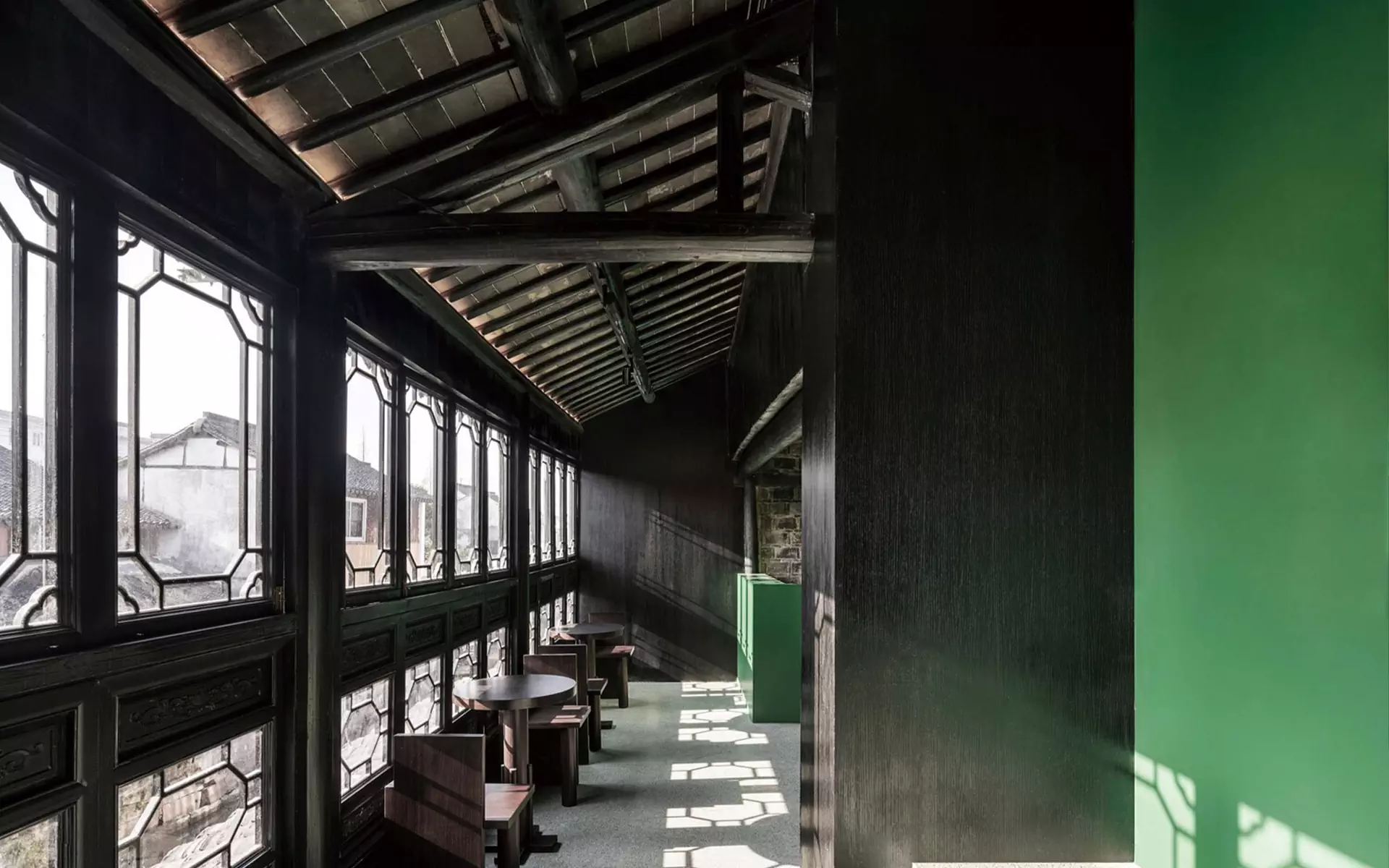 Яркий интерьер социального центра в здании бывшего почтамта в Китае — проект More Design Studio