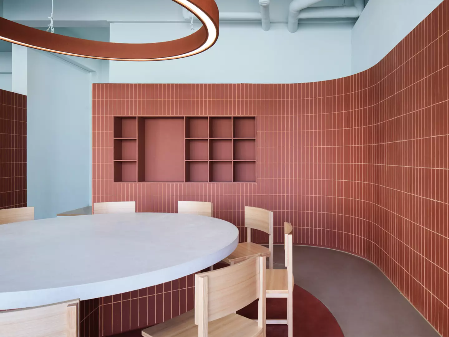 Выразительный интерьер кафе для бранчей в Южной Корее — проект студии design by 83