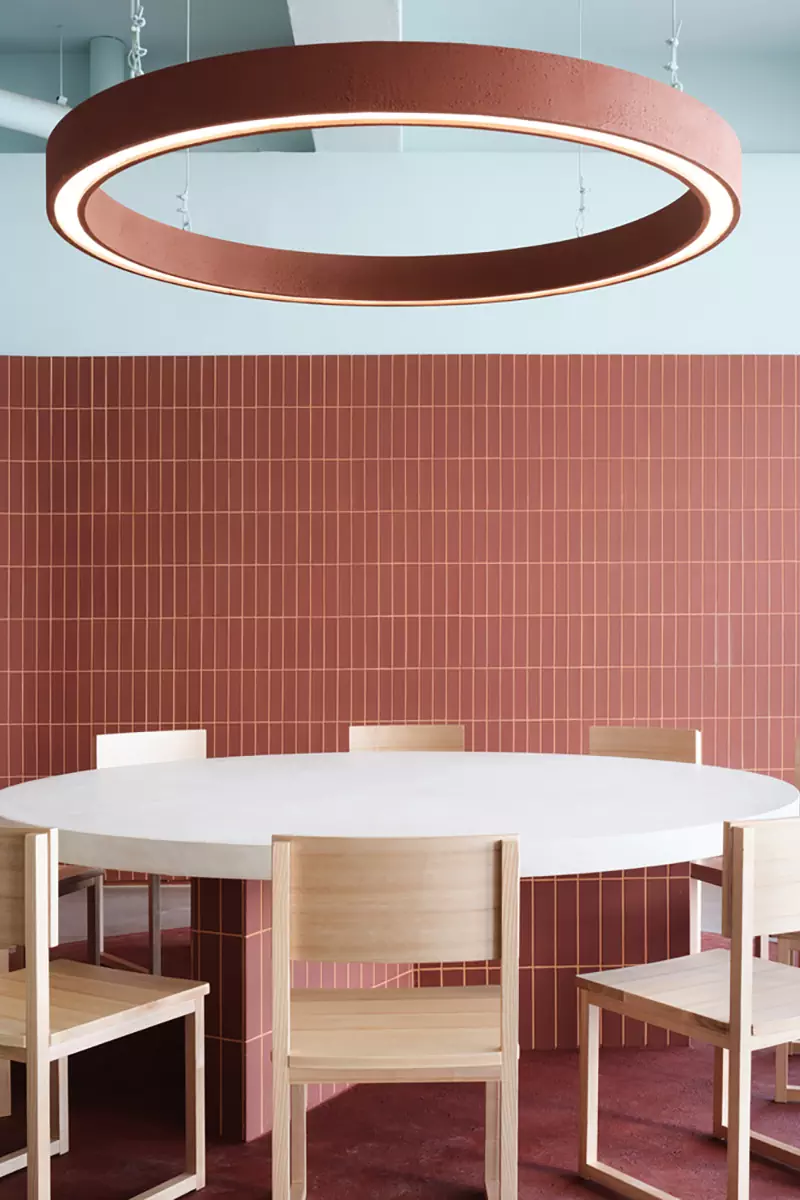 Выразительный интерьер кафе для бранчей в Южной Корее — проект студии design by 83