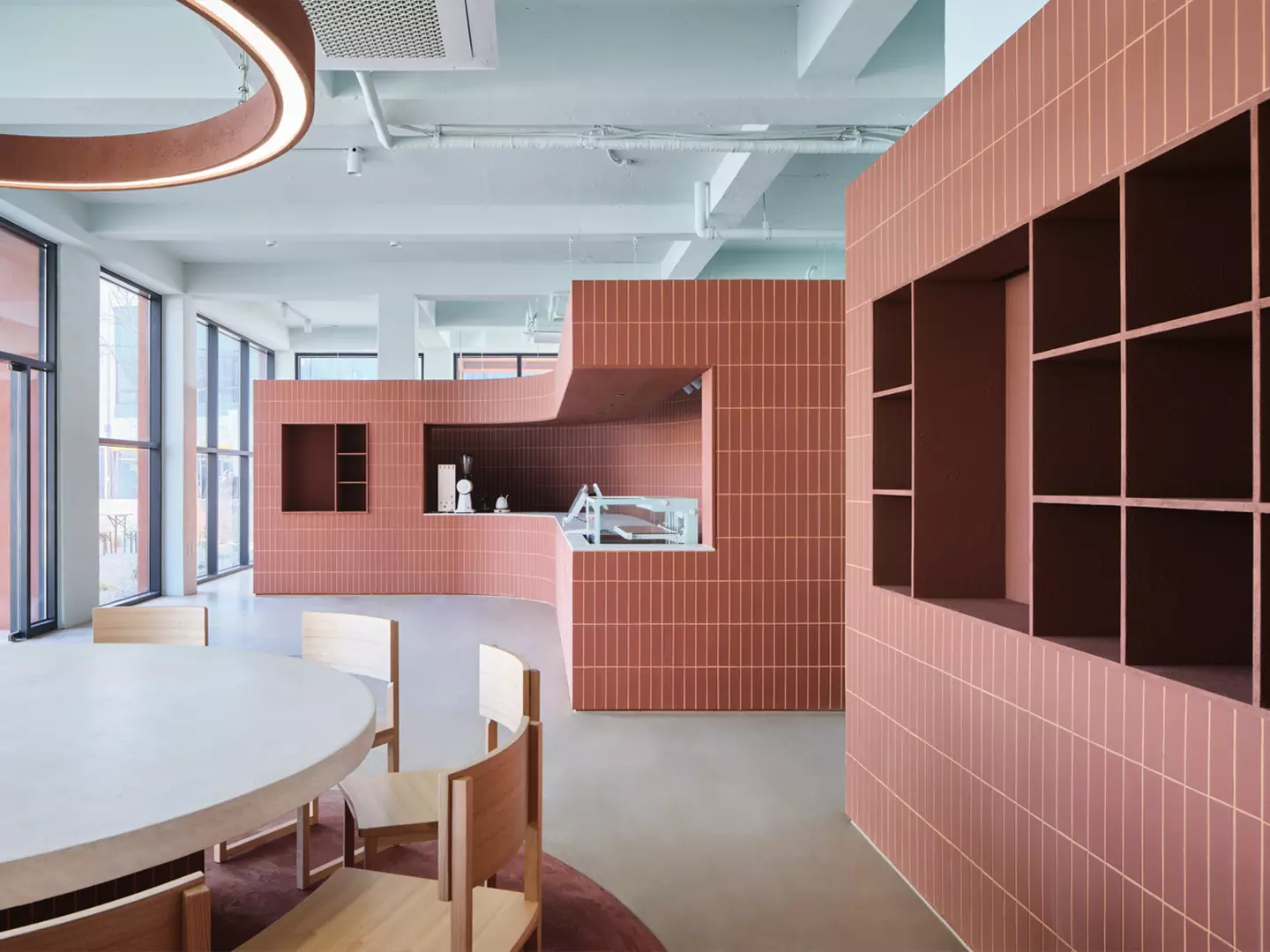 Выразительный интерьер кафе для бранчей в Южной Корее — проект студии design by 83